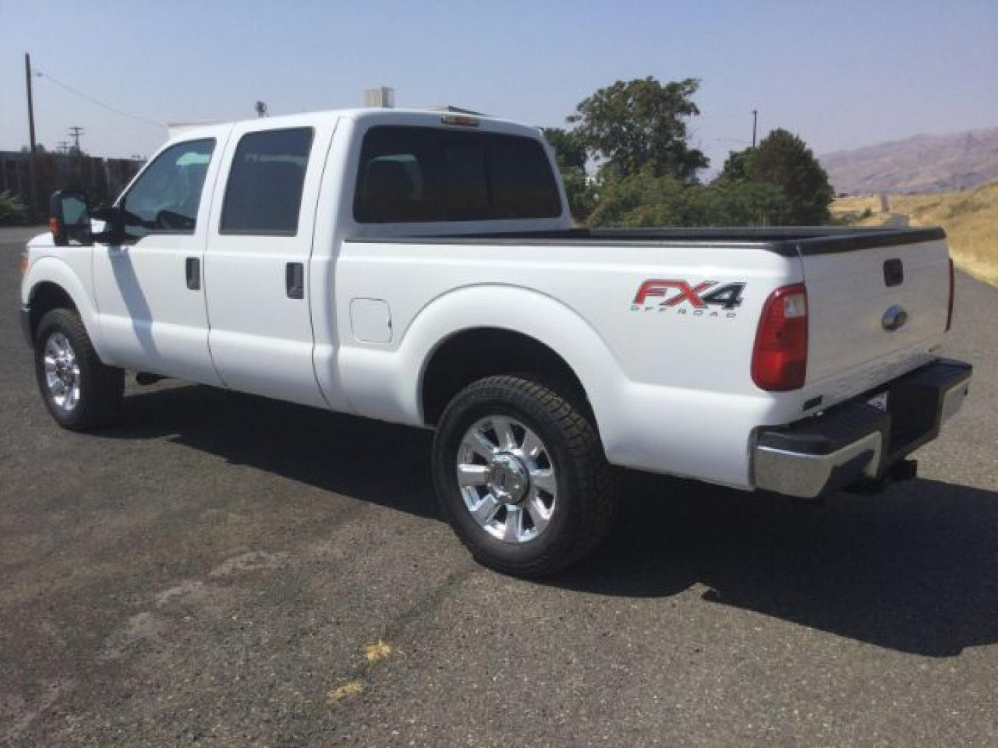 2015 Oxford White /Light Gray Leather Ford F-250 Crew Cab XLT 4x4 FX4 (1FT7W2B69FE) with an 6.2L V8 engine, 6-Speed Automatic transmission, located at 1801 Main Street, Lewiston, 83501, (208) 743-9371, 46.417065, -117.004799- Photo#18