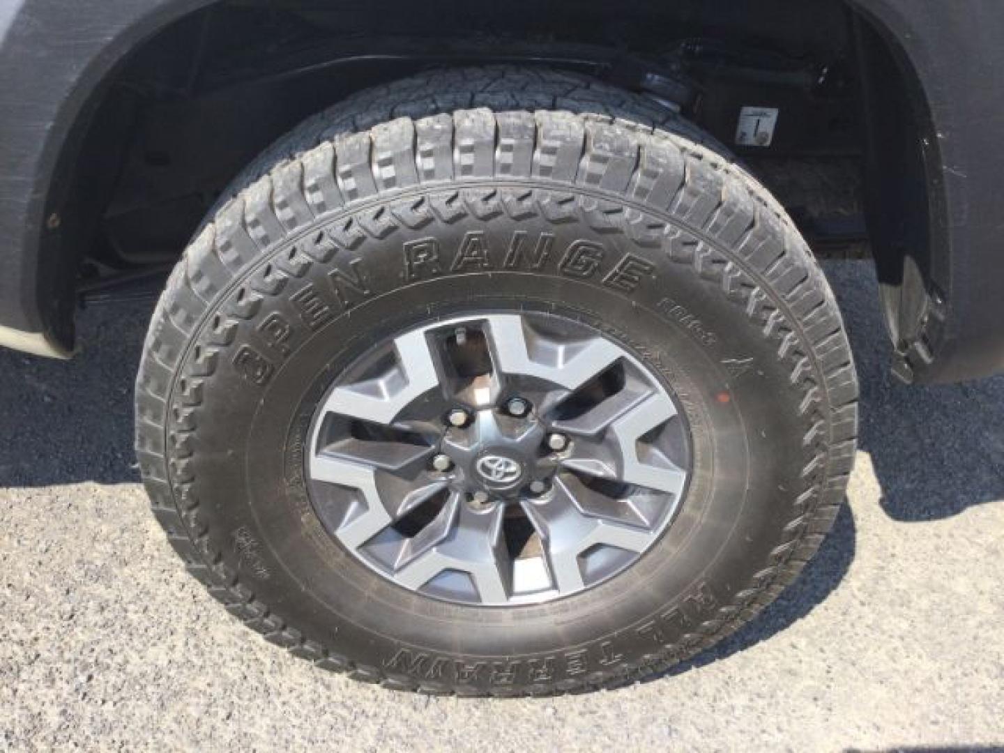 2018 Quicksand /Black/Gray Cloth Toyota Tacoma TRD Off Road (3TMDZ5BN3JM) with an 3.5L V-6 port/direct injection engine, 6-Speed Automatic transmission, located at 1801 Main Street, Lewiston, 83501, (208) 743-9371, 46.417065, -117.004799- Photo#10