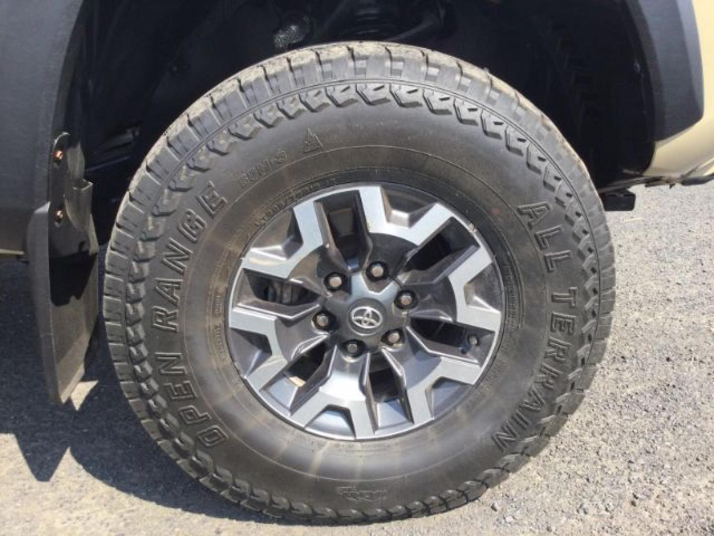2018 Quicksand /Black/Gray Cloth Toyota Tacoma TRD Off Road (3TMDZ5BN3JM) with an 3.5L V-6 port/direct injection engine, 6-Speed Automatic transmission, located at 1801 Main Street, Lewiston, 83501, (208) 743-9371, 46.417065, -117.004799- Photo#21