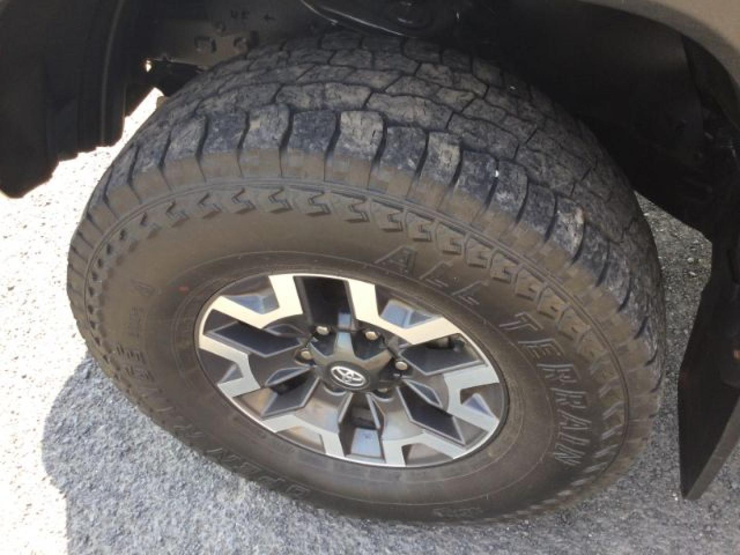 2018 Quicksand /Black/Gray Cloth Toyota Tacoma TRD Off Road (3TMDZ5BN3JM) with an 3.5L V-6 port/direct injection engine, 6-Speed Automatic transmission, located at 1801 Main Street, Lewiston, 83501, (208) 743-9371, 46.417065, -117.004799- Photo#22