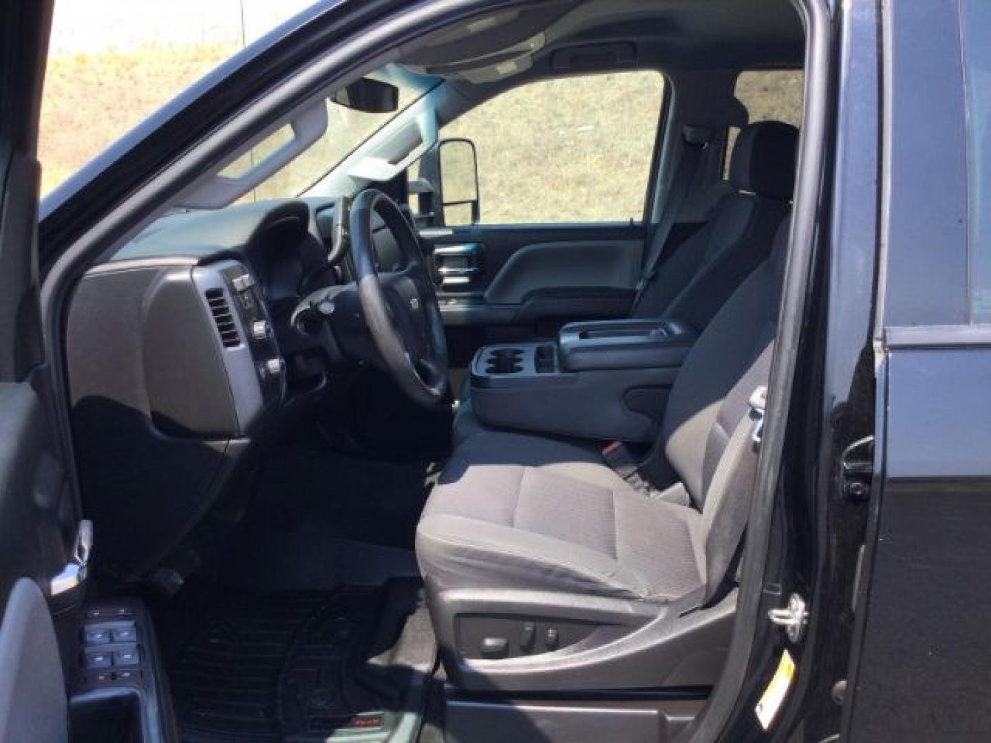 2018 Black /Jet Black Chevrolet Silverado 2500HD Crew Cab LT 4WD (1GC1KUEG9JF) with an Vortec 6L V-8 variable valve control engine, 6-Speed Automatic transmission, located at 1801 Main Street, Lewiston, 83501, (208) 743-9371, 46.417065, -117.004799- Photo#4