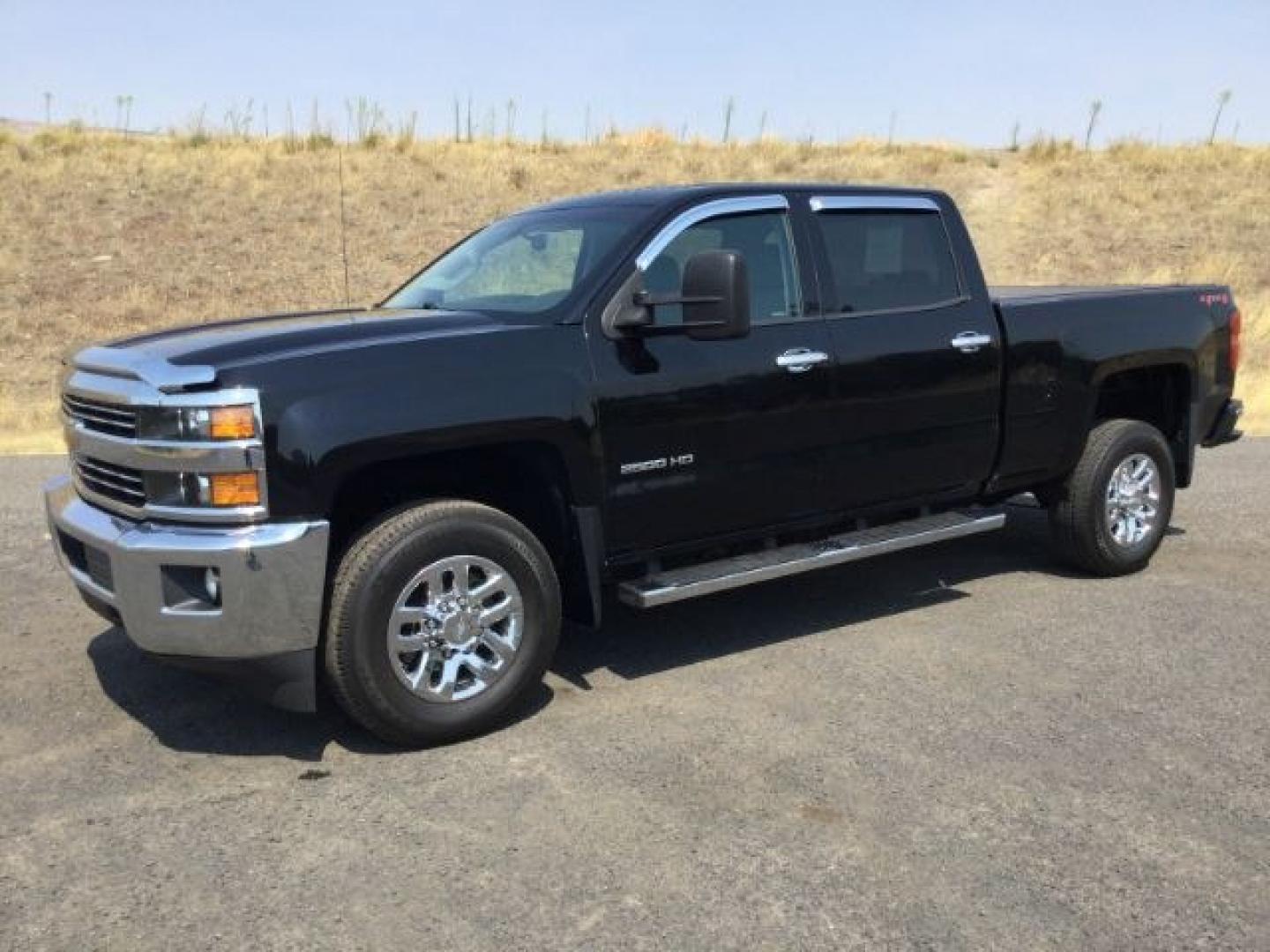 2018 Black /Jet Black Chevrolet Silverado 2500HD Crew Cab LT 4WD (1GC1KUEG9JF) with an Vortec 6L V-8 variable valve control engine, 6-Speed Automatic transmission, located at 1801 Main Street, Lewiston, 83501, (208) 743-9371, 46.417065, -117.004799- Photo#6