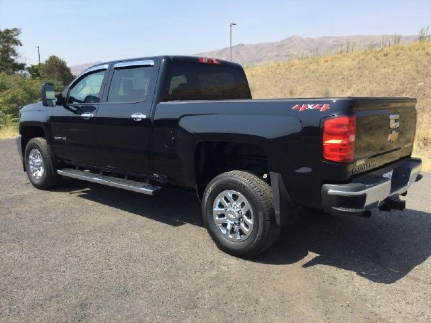 2018 Black /Jet Black Chevrolet Silverado 2500HD Crew Cab LT 4WD (1GC1KUEG9JF) with an Vortec 6L V-8 variable valve control engine, 6-Speed Automatic transmission, located at 1801 Main Street, Lewiston, 83501, (208) 743-9371, 46.417065, -117.004799- Photo#7