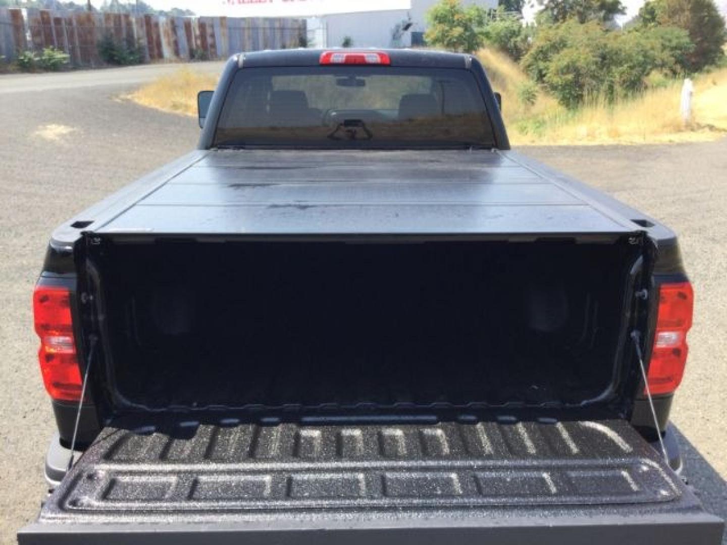 2018 Black /Jet Black Chevrolet Silverado 2500HD Crew Cab LT 4WD (1GC1KUEG9JF) with an Vortec 6L V-8 variable valve control engine, 6-Speed Automatic transmission, located at 1801 Main Street, Lewiston, 83501, (208) 743-9371, 46.417065, -117.004799- Photo#10