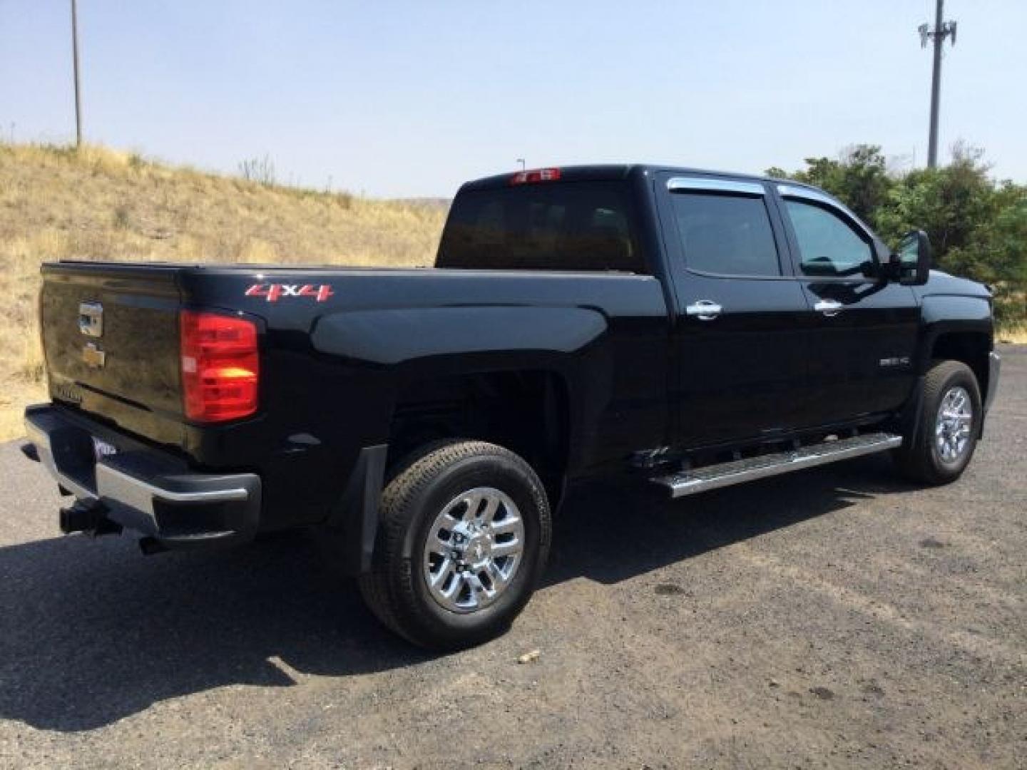 2018 Black /Jet Black Chevrolet Silverado 2500HD Crew Cab LT 4WD (1GC1KUEG9JF) with an Vortec 6L V-8 variable valve control engine, 6-Speed Automatic transmission, located at 1801 Main Street, Lewiston, 83501, (208) 743-9371, 46.417065, -117.004799- Photo#15