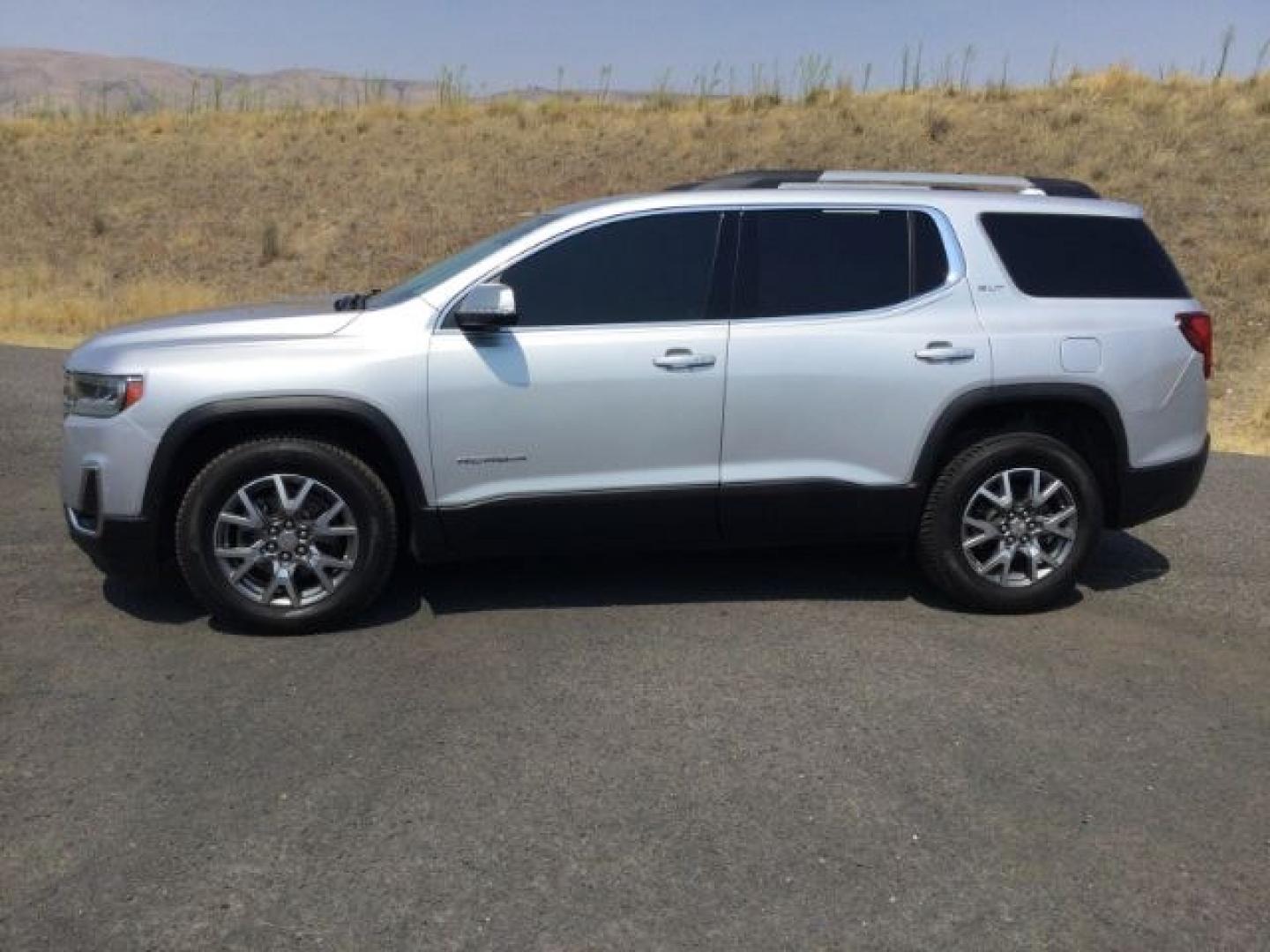 2020 Quicksilver Metallic GMC Acadia SLT-1 AWD (1GKKNUL44LZ) with an 2.0L L4 DOHC 16V TURBO engine, 6-Speed Automatic transmission, located at 1801 Main Street, Lewiston, 83501, (208) 743-9371, 46.417065, -117.004799- Photo#2