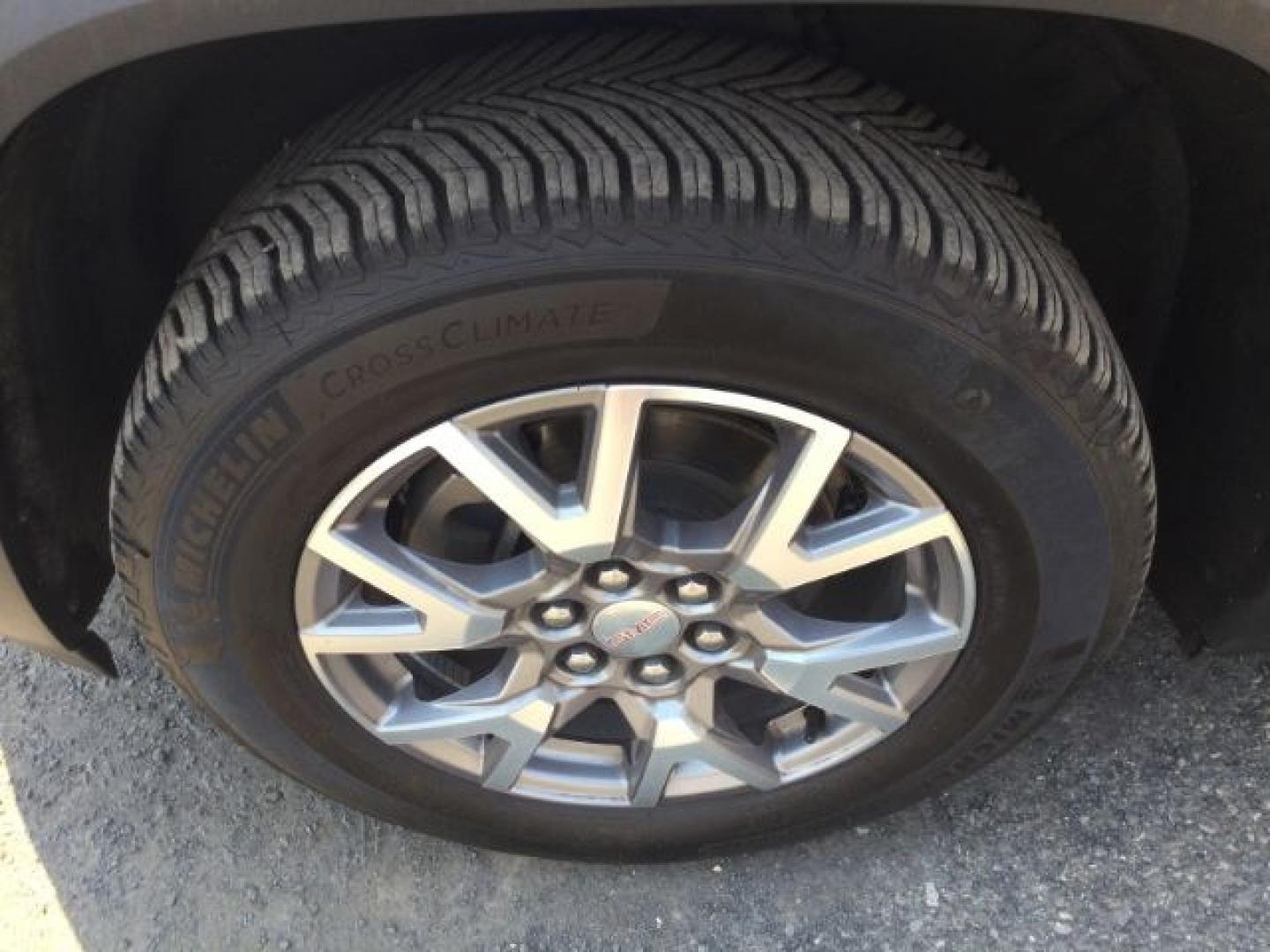 2020 Quicksilver Metallic GMC Acadia SLT-1 AWD (1GKKNUL44LZ) with an 2.0L L4 DOHC 16V TURBO engine, 6-Speed Automatic transmission, located at 1801 Main Street, Lewiston, 83501, (208) 743-9371, 46.417065, -117.004799- Photo#22