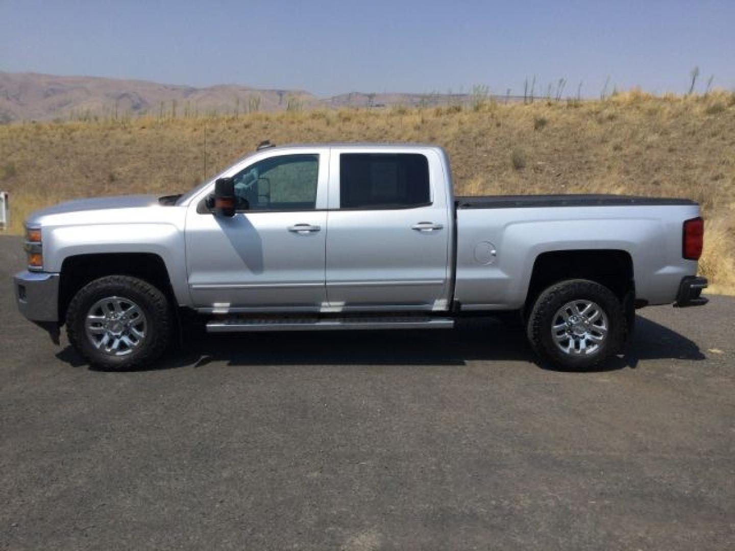 2018 Silver Ice Metallic /Jet Black Chevrolet Silverado 3500HD LT (1GC4KZCY4JF) with an Duramax 6.6L V-8 diesel direct injection engine, 6-Speed Automatic transmission, located at 1801 Main Street, Lewiston, 83501, (208) 743-9371, 46.417065, -117.004799- Photo#2