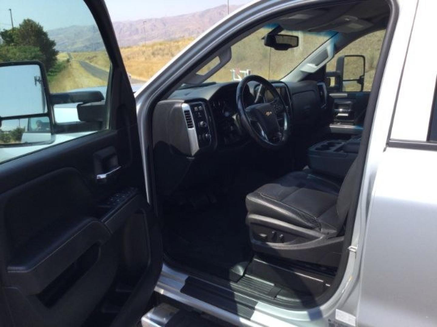2018 Silver Ice Metallic /Jet Black Chevrolet Silverado 3500HD LT (1GC4KZCY4JF) with an Duramax 6.6L V-8 diesel direct injection engine, 6-Speed Automatic transmission, located at 1801 Main Street, Lewiston, 83501, (208) 743-9371, 46.417065, -117.004799- Photo#4