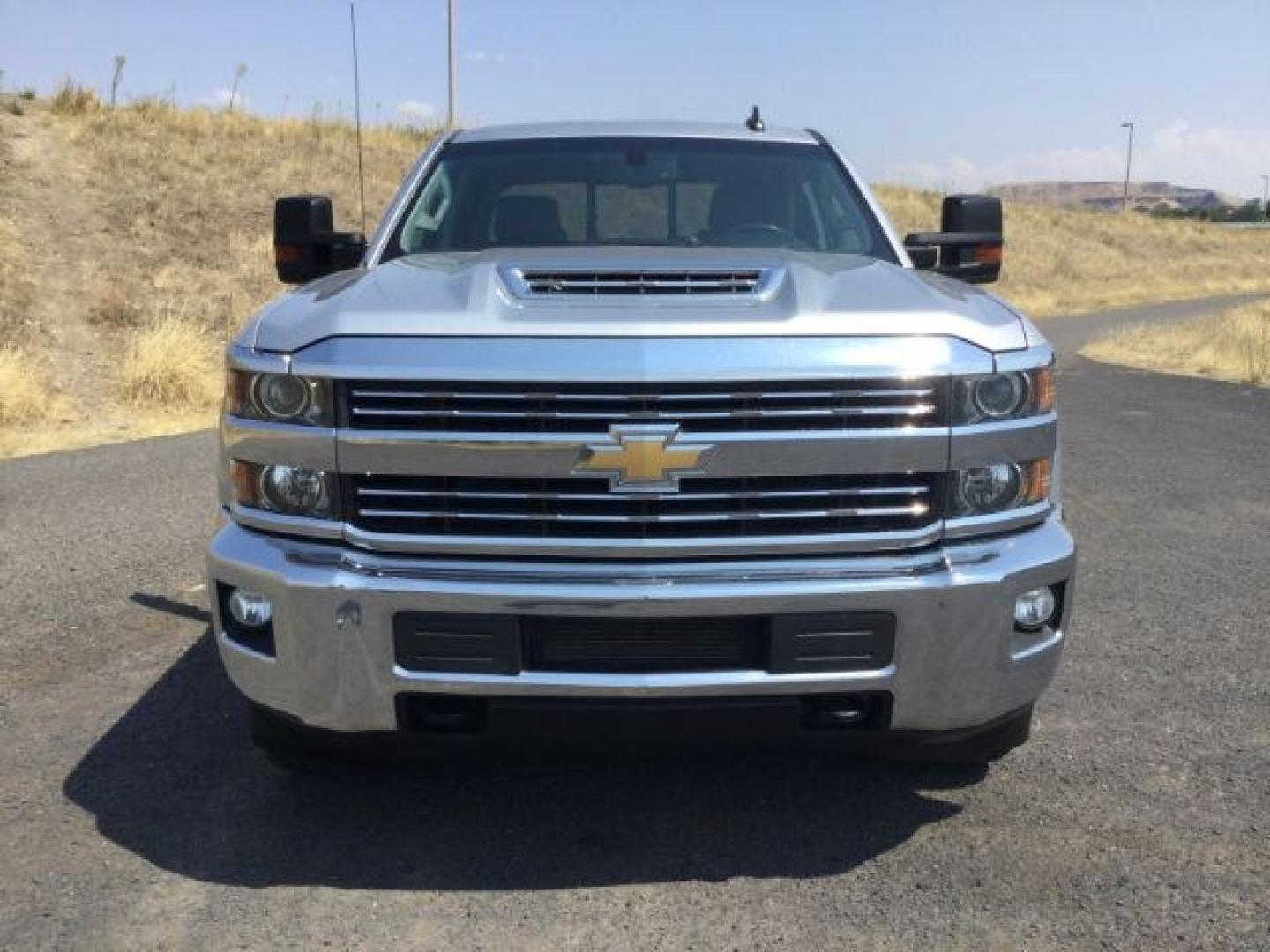 2018 Silver Ice Metallic /Jet Black Chevrolet Silverado 3500HD LT (1GC4KZCY4JF) with an Duramax 6.6L V-8 diesel direct injection engine, 6-Speed Automatic transmission, located at 1801 Main Street, Lewiston, 83501, (208) 743-9371, 46.417065, -117.004799- Photo#7