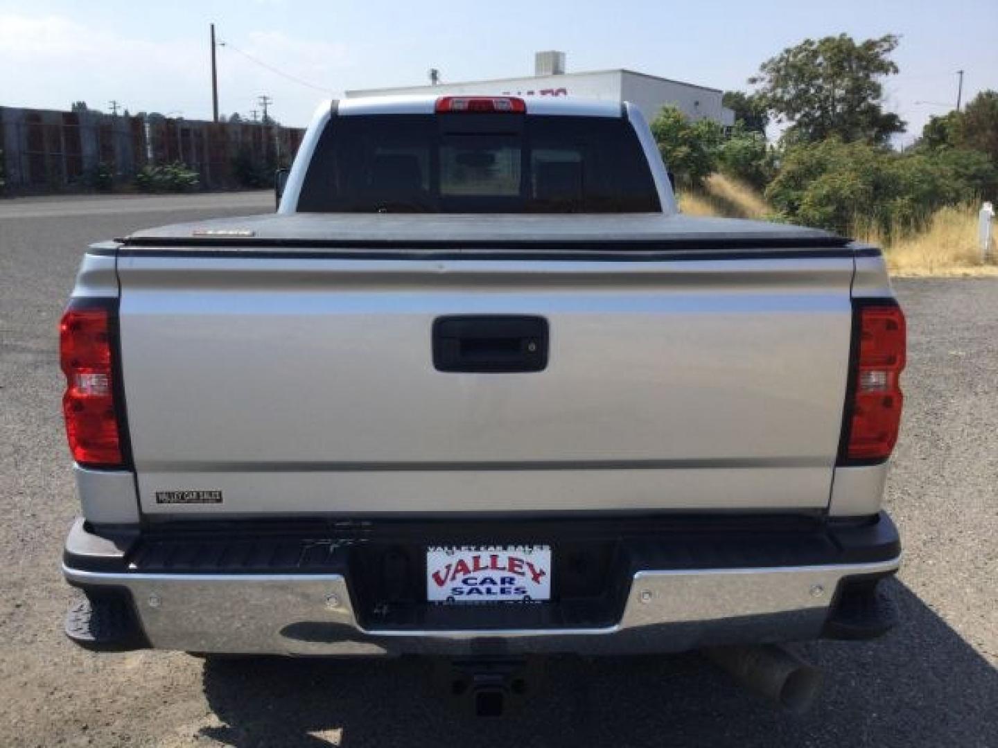 2018 Silver Ice Metallic /Jet Black Chevrolet Silverado 3500HD LT (1GC4KZCY4JF) with an Duramax 6.6L V-8 diesel direct injection engine, 6-Speed Automatic transmission, located at 1801 Main Street, Lewiston, 83501, (208) 743-9371, 46.417065, -117.004799- Photo#8
