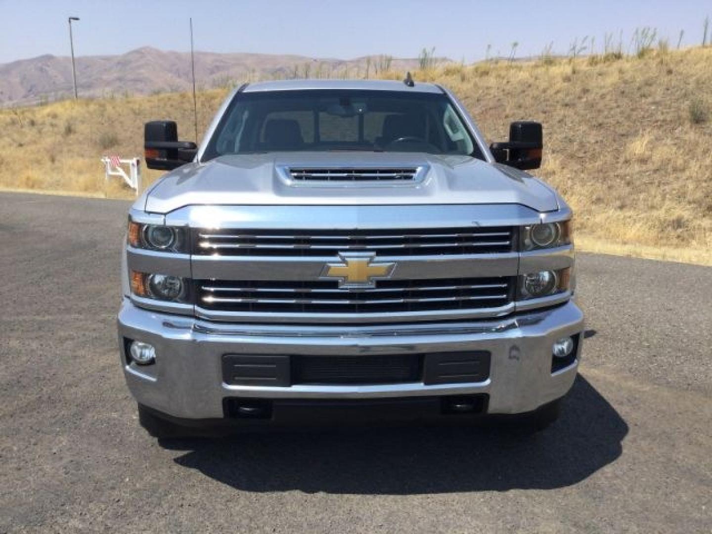 2018 Silver Ice Metallic /Jet Black Chevrolet Silverado 3500HD LT (1GC4KZCY4JF) with an Duramax 6.6L V-8 diesel direct injection engine, 6-Speed Automatic transmission, located at 1801 Main Street, Lewiston, 83501, (208) 743-9371, 46.417065, -117.004799- Photo#13