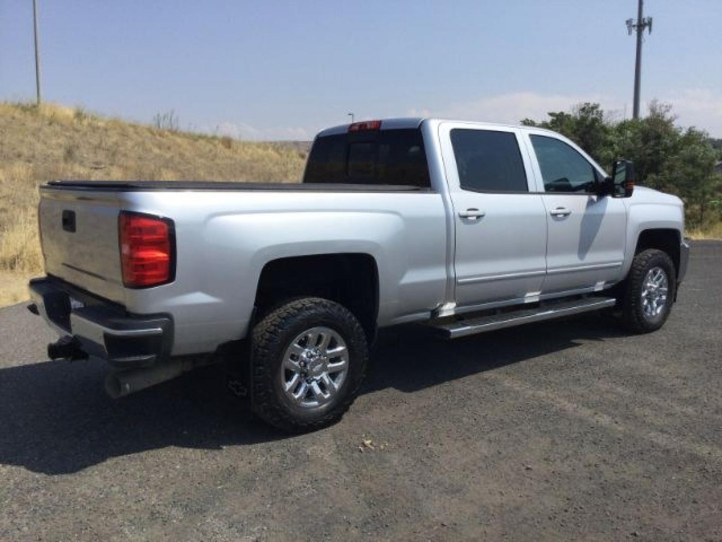 2018 Silver Ice Metallic /Jet Black Chevrolet Silverado 3500HD LT (1GC4KZCY4JF) with an Duramax 6.6L V-8 diesel direct injection engine, 6-Speed Automatic transmission, located at 1801 Main Street, Lewiston, 83501, (208) 743-9371, 46.417065, -117.004799- Photo#15