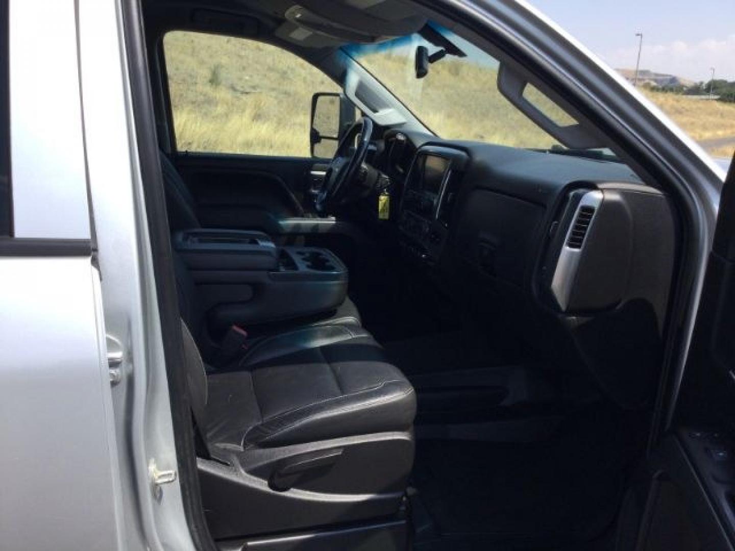 2018 Silver Ice Metallic /Jet Black Chevrolet Silverado 3500HD LT (1GC4KZCY4JF) with an Duramax 6.6L V-8 diesel direct injection engine, 6-Speed Automatic transmission, located at 1801 Main Street, Lewiston, 83501, (208) 743-9371, 46.417065, -117.004799- Photo#17