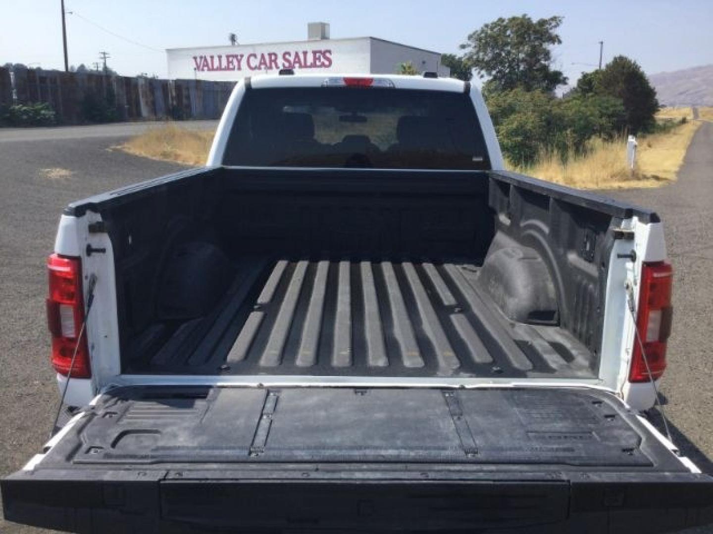2021 Oxford White /Black/Medium Dark Slate Ford F-150 XLT (1FTFW1E86MF) with an EcoBoost 3.5L V-6 port/direct injection engine, 10 speed automatic transmission, located at 1801 Main Street, Lewiston, 83501, (208) 743-9371, 46.417065, -117.004799- Photo#9