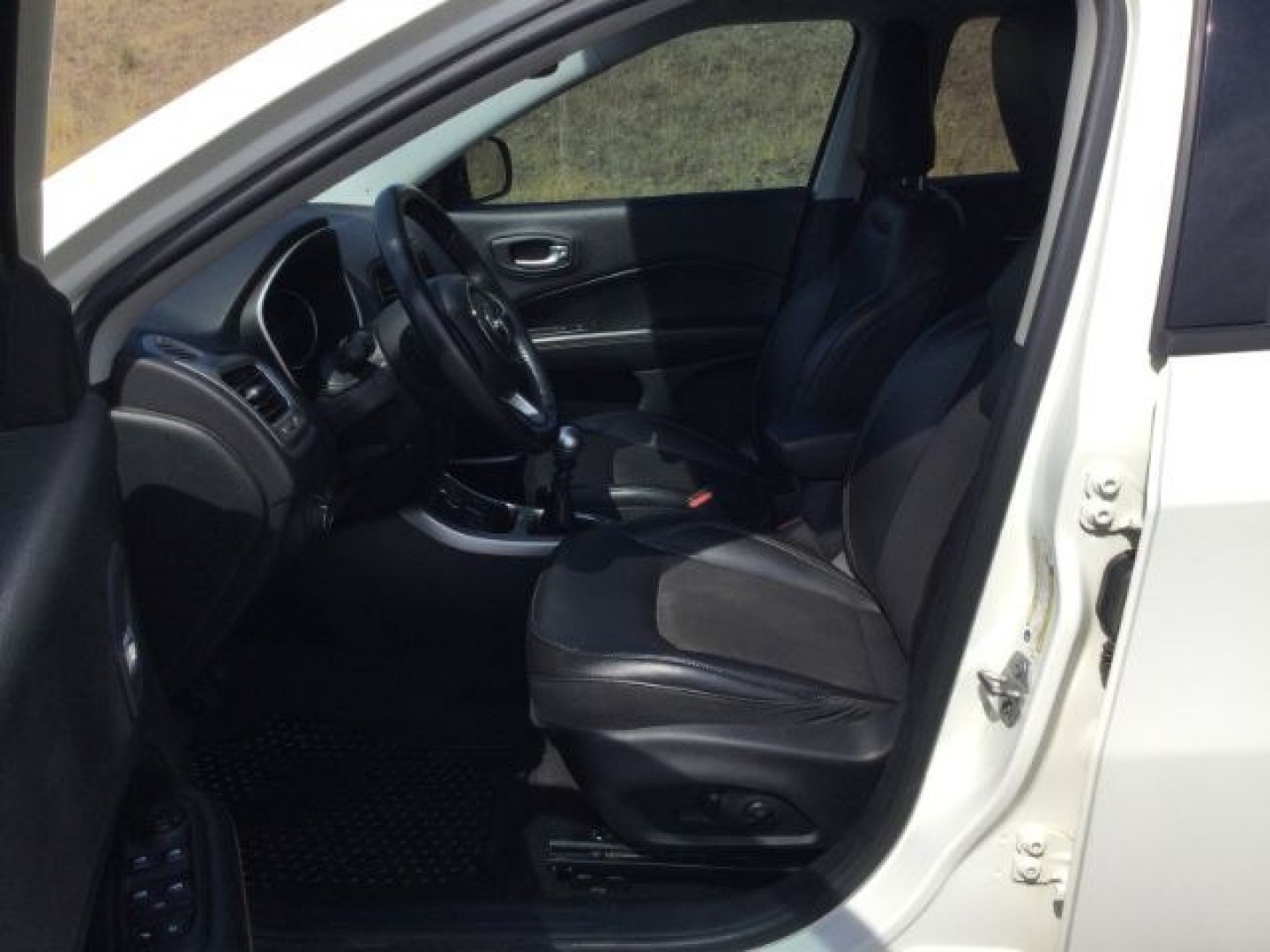 2018 White Clearcoat /Black Jeep Compass Latitude 4x4 (3C4NJDBB3JT) with an 2.4L I-4 variable valve control engine, 6-Speed Manual transmission, located at 1801 Main Street, Lewiston, 83501, (208) 743-9371, 46.417065, -117.004799- Photo#3