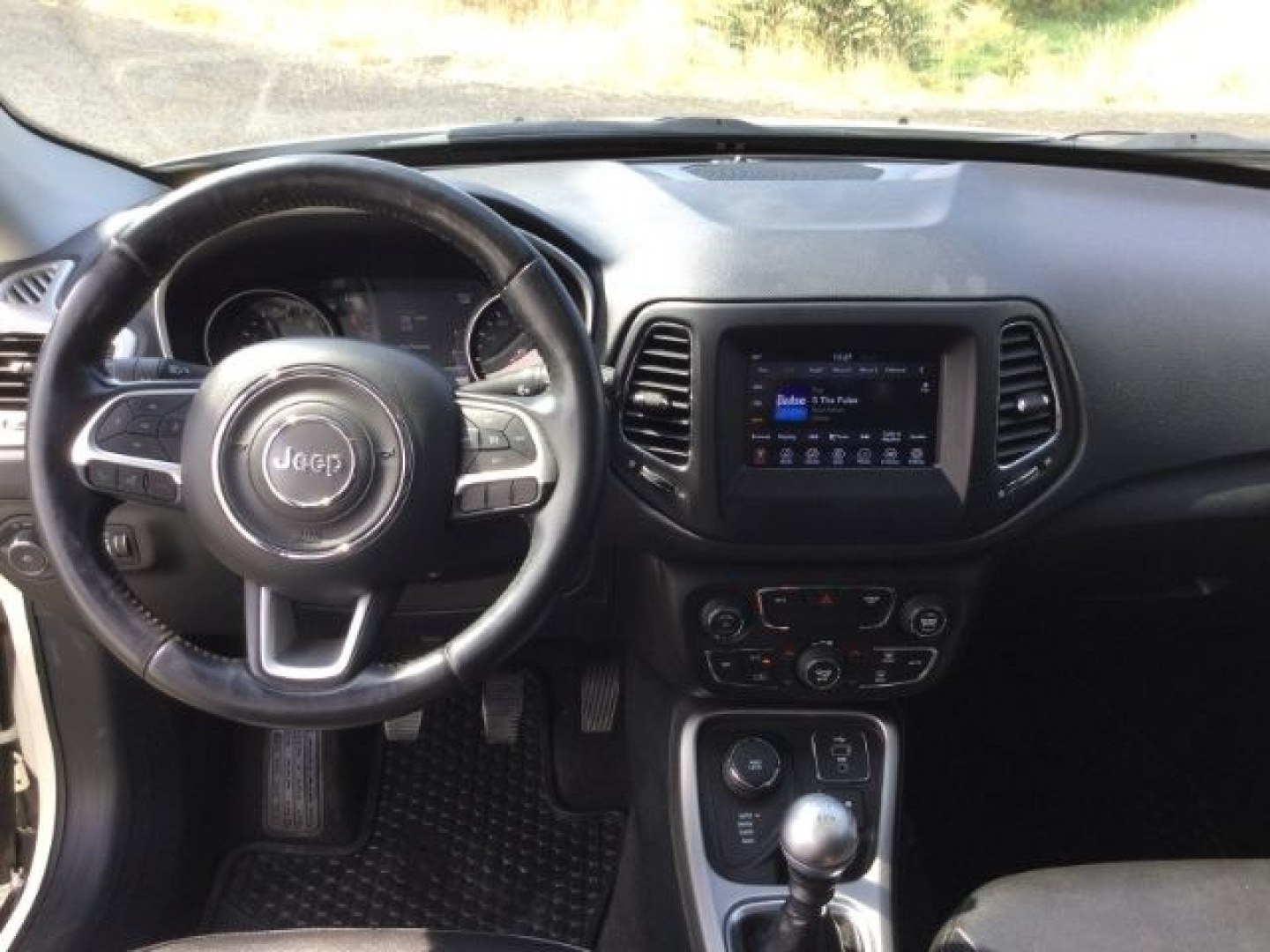 2018 White Clearcoat /Black Jeep Compass Latitude 4x4 (3C4NJDBB3JT) with an 2.4L I-4 variable valve control engine, 6-Speed Manual transmission, located at 1801 Main Street, Lewiston, 83501, (208) 743-9371, 46.417065, -117.004799- Photo#5