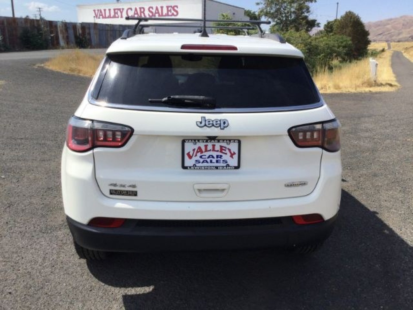 2018 White Clearcoat /Black Jeep Compass Latitude 4x4 (3C4NJDBB3JT) with an 2.4L I-4 variable valve control engine, 6-Speed Manual transmission, located at 1801 Main Street, Lewiston, 83501, (208) 743-9371, 46.417065, -117.004799- Photo#8