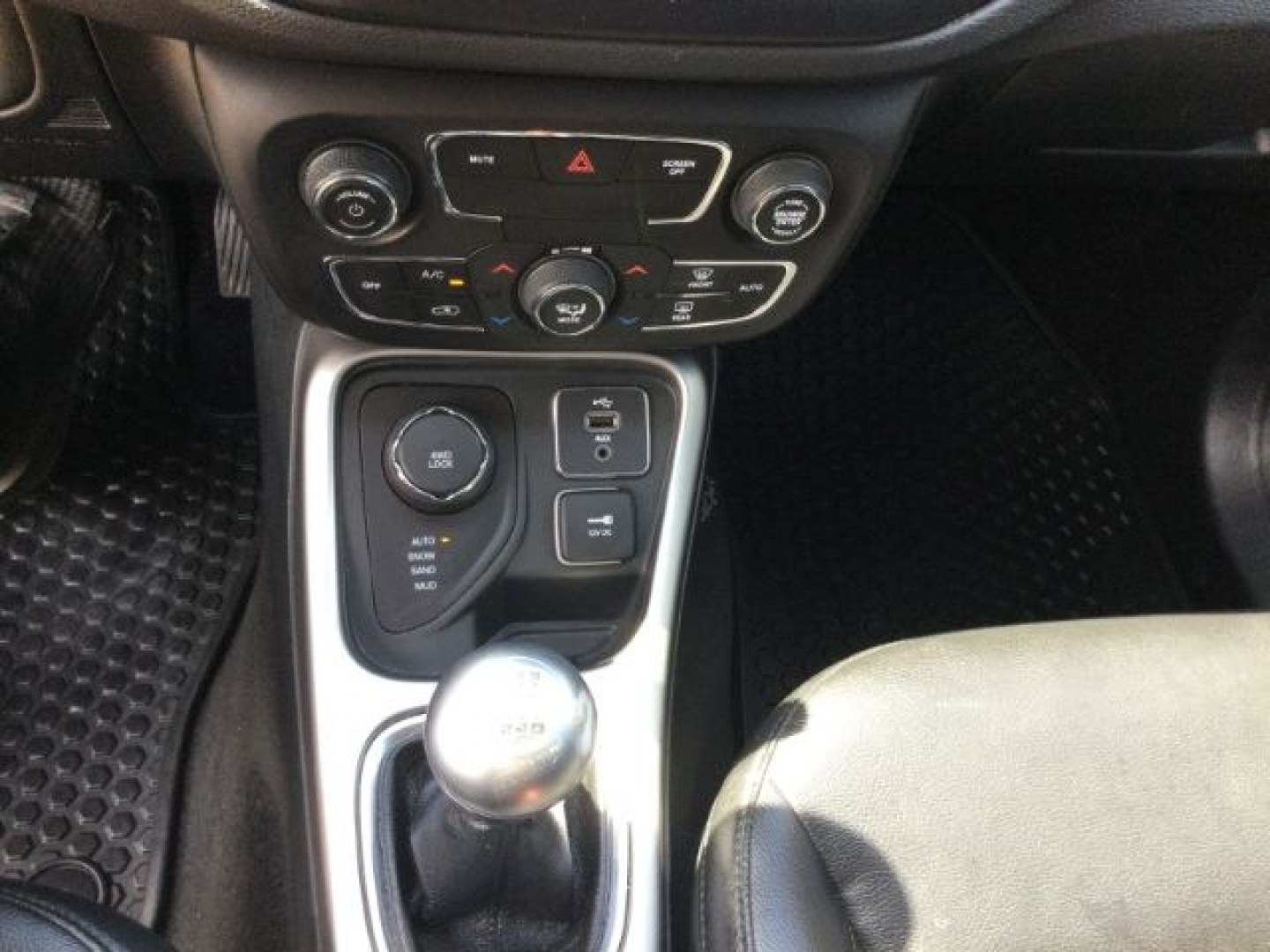 2018 White Clearcoat /Black Jeep Compass Latitude 4x4 (3C4NJDBB3JT) with an 2.4L I-4 variable valve control engine, 6-Speed Manual transmission, located at 1801 Main Street, Lewiston, 83501, (208) 743-9371, 46.417065, -117.004799- Photo#12