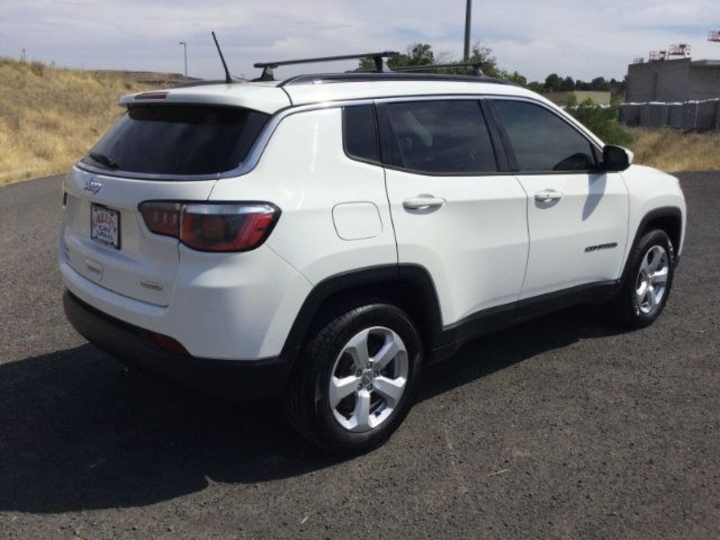 2018 White Clearcoat /Black Jeep Compass Latitude 4x4 (3C4NJDBB3JT) with an 2.4L I-4 variable valve control engine, 6-Speed Manual transmission, located at 1801 Main Street, Lewiston, 83501, (208) 743-9371, 46.417065, -117.004799- Photo#14