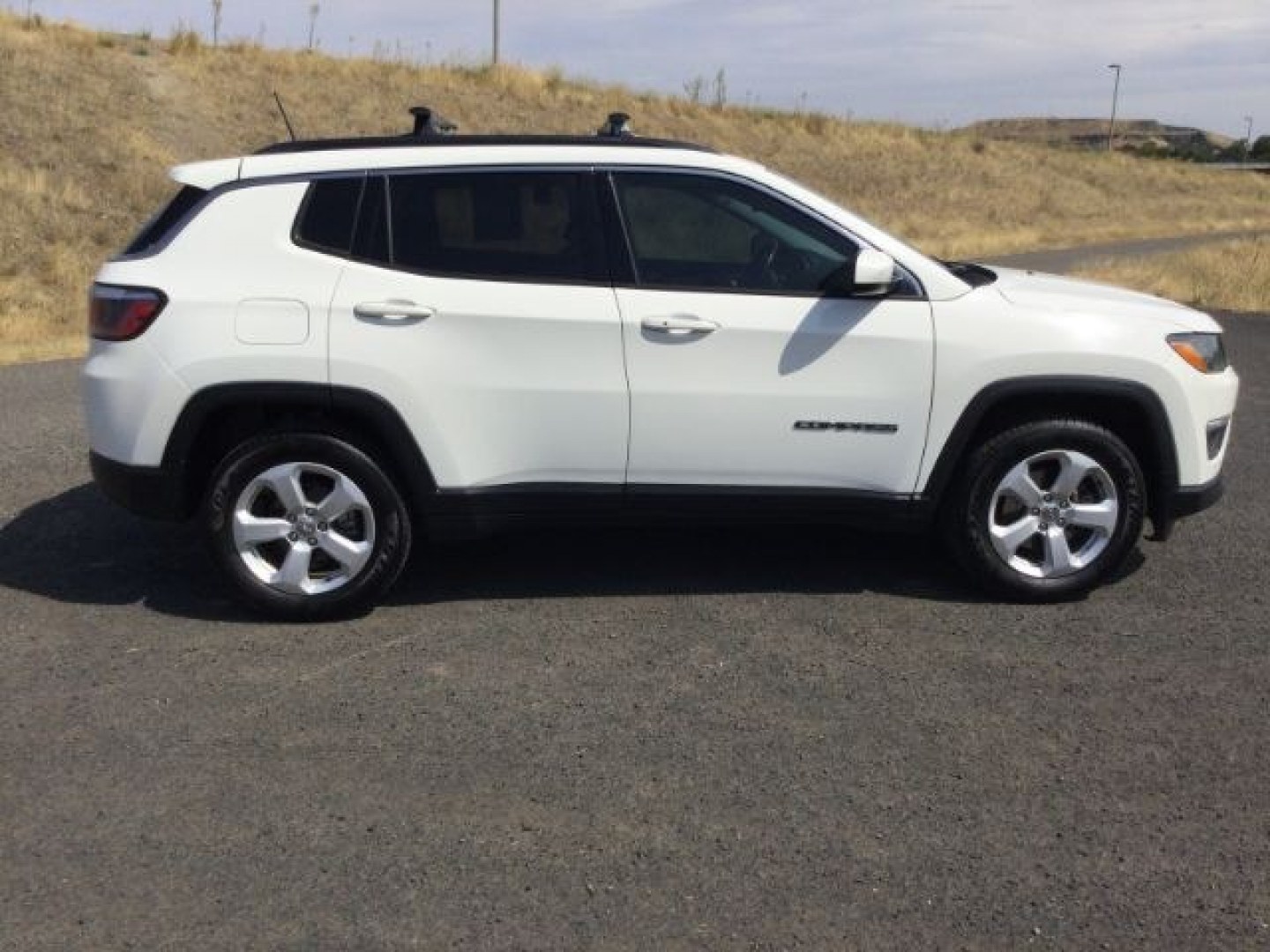 2018 White Clearcoat /Black Jeep Compass Latitude 4x4 (3C4NJDBB3JT) with an 2.4L I-4 variable valve control engine, 6-Speed Manual transmission, located at 1801 Main Street, Lewiston, 83501, (208) 743-9371, 46.417065, -117.004799- Photo#15
