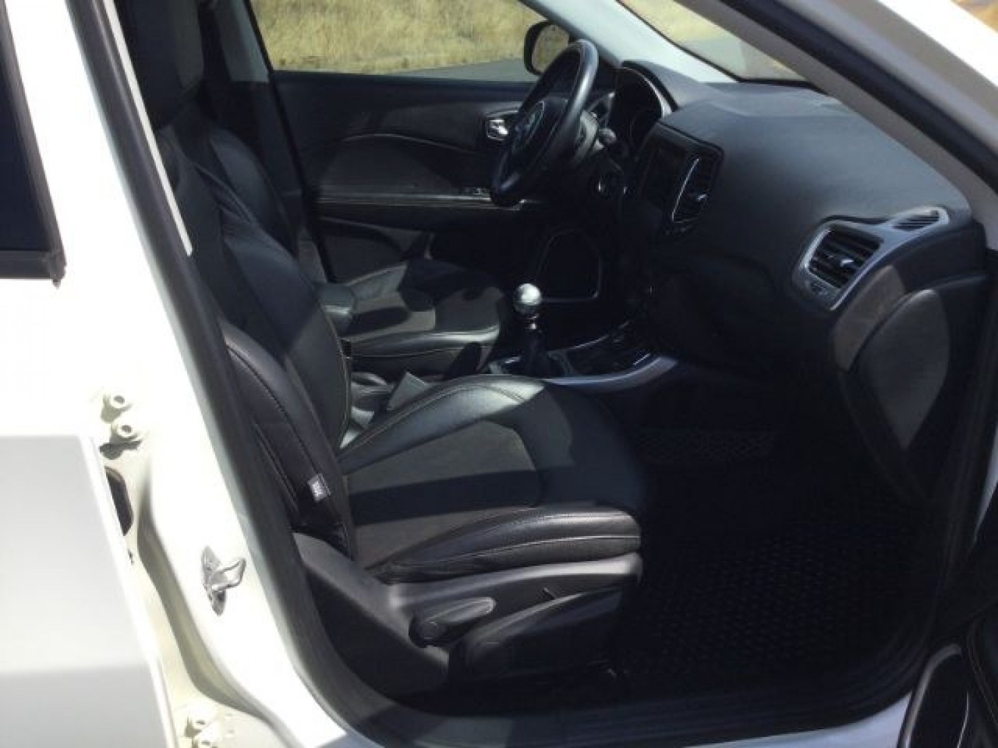 2018 White Clearcoat /Black Jeep Compass Latitude 4x4 (3C4NJDBB3JT) with an 2.4L I-4 variable valve control engine, 6-Speed Manual transmission, located at 1801 Main Street, Lewiston, 83501, (208) 743-9371, 46.417065, -117.004799- Photo#17