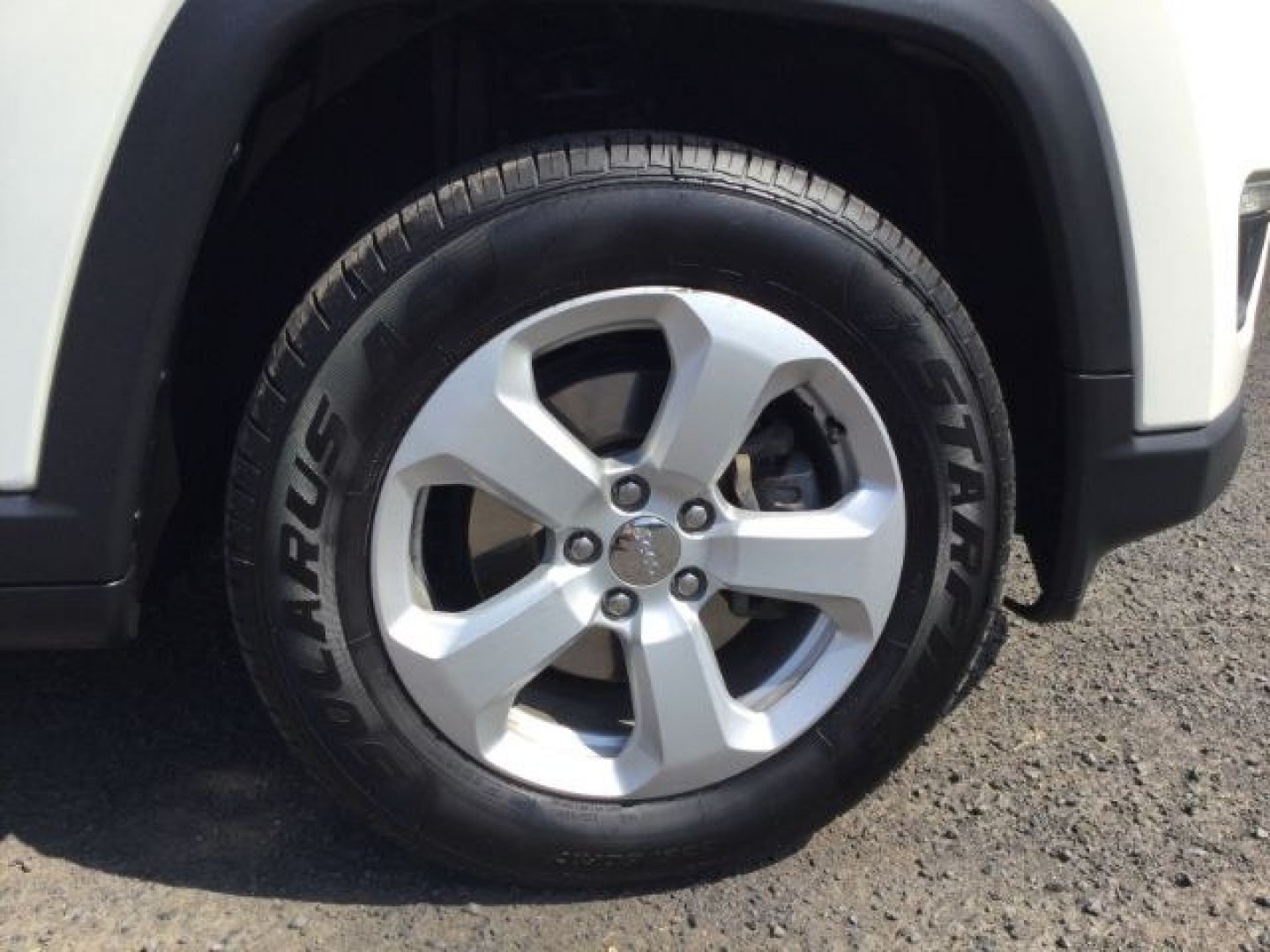 2018 White Clearcoat /Black Jeep Compass Latitude 4x4 (3C4NJDBB3JT) with an 2.4L I-4 variable valve control engine, 6-Speed Manual transmission, located at 1801 Main Street, Lewiston, 83501, (208) 743-9371, 46.417065, -117.004799- Photo#18