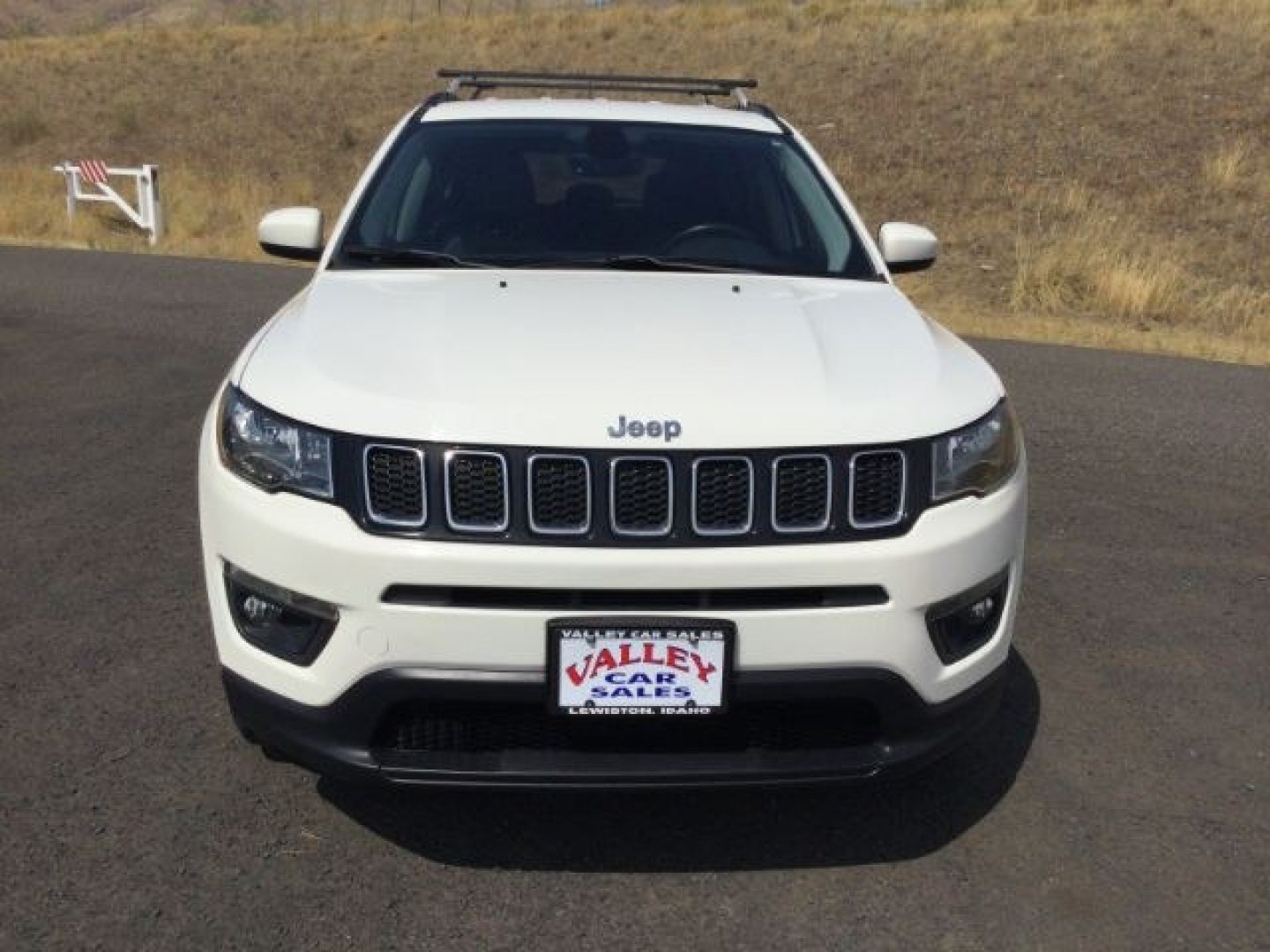 2018 White Clearcoat /Black Jeep Compass Latitude 4x4 (3C4NJDBB3JT) with an 2.4L I-4 variable valve control engine, 6-Speed Manual transmission, located at 1801 Main Street, Lewiston, 83501, (208) 743-9371, 46.417065, -117.004799- Photo#19