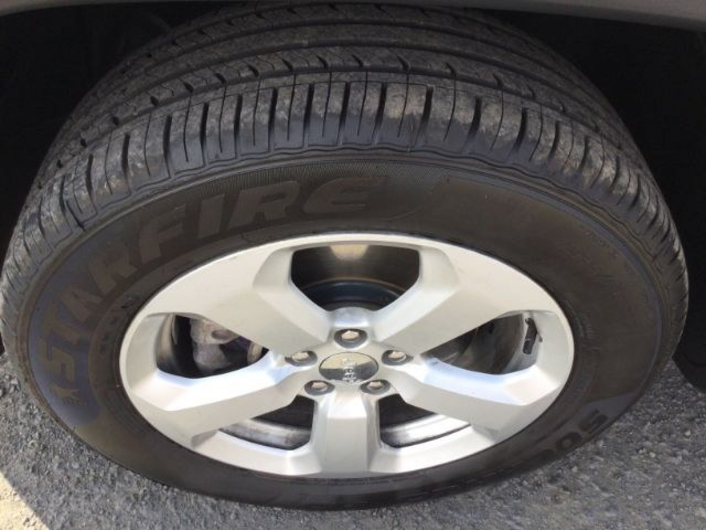 2018 White Clearcoat /Black Jeep Compass Latitude 4x4 (3C4NJDBB3JT) with an 2.4L I-4 variable valve control engine, 6-Speed Manual transmission, located at 1801 Main Street, Lewiston, 83501, (208) 743-9371, 46.417065, -117.004799- Photo#20