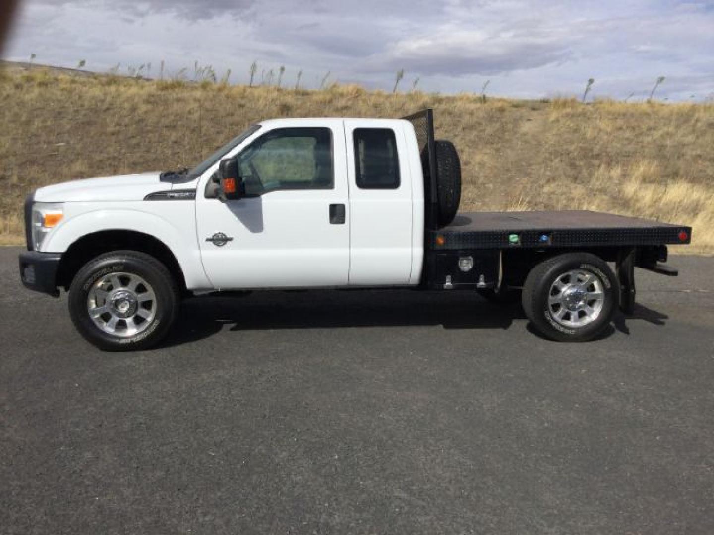 2015 Oxford White Ford F-350 XL SuperCab 4WD (1FD8X3BT6FE) , located at 1801 Main Street, Lewiston, 83501, (208) 743-9371, 46.417065, -117.004799- Photo#2