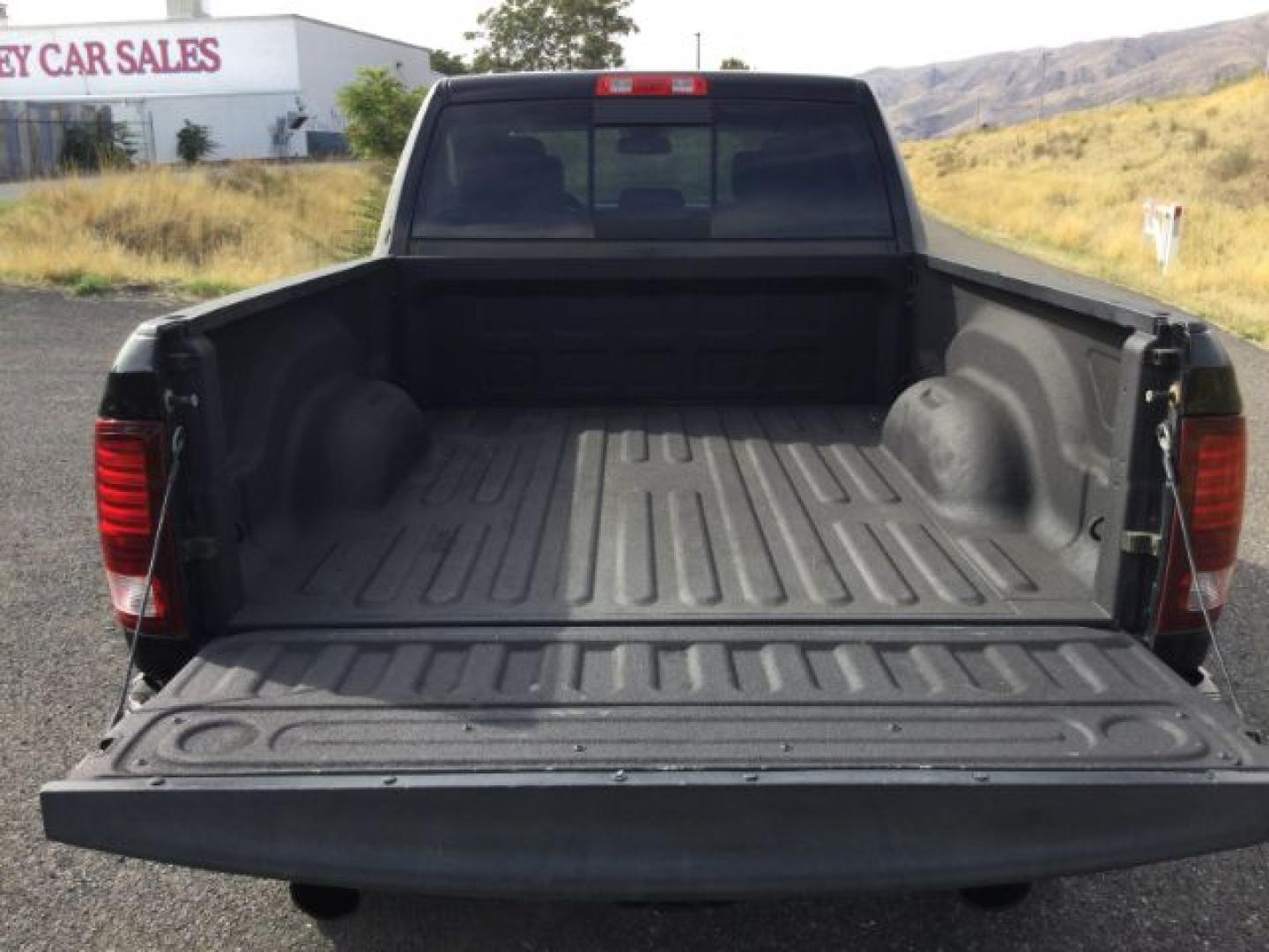 2014 Black Clearcoat /Diesel Gray/Black Ram 2500 Big Horn (3C6UR5DJ1EG) with an HEMI 6.4L V-8 VVT variable valve control engine, 6-Speed Automatic transmission, located at 1801 Main Street, Lewiston, 83501, (208) 743-9371, 46.417065, -117.004799- Photo#11