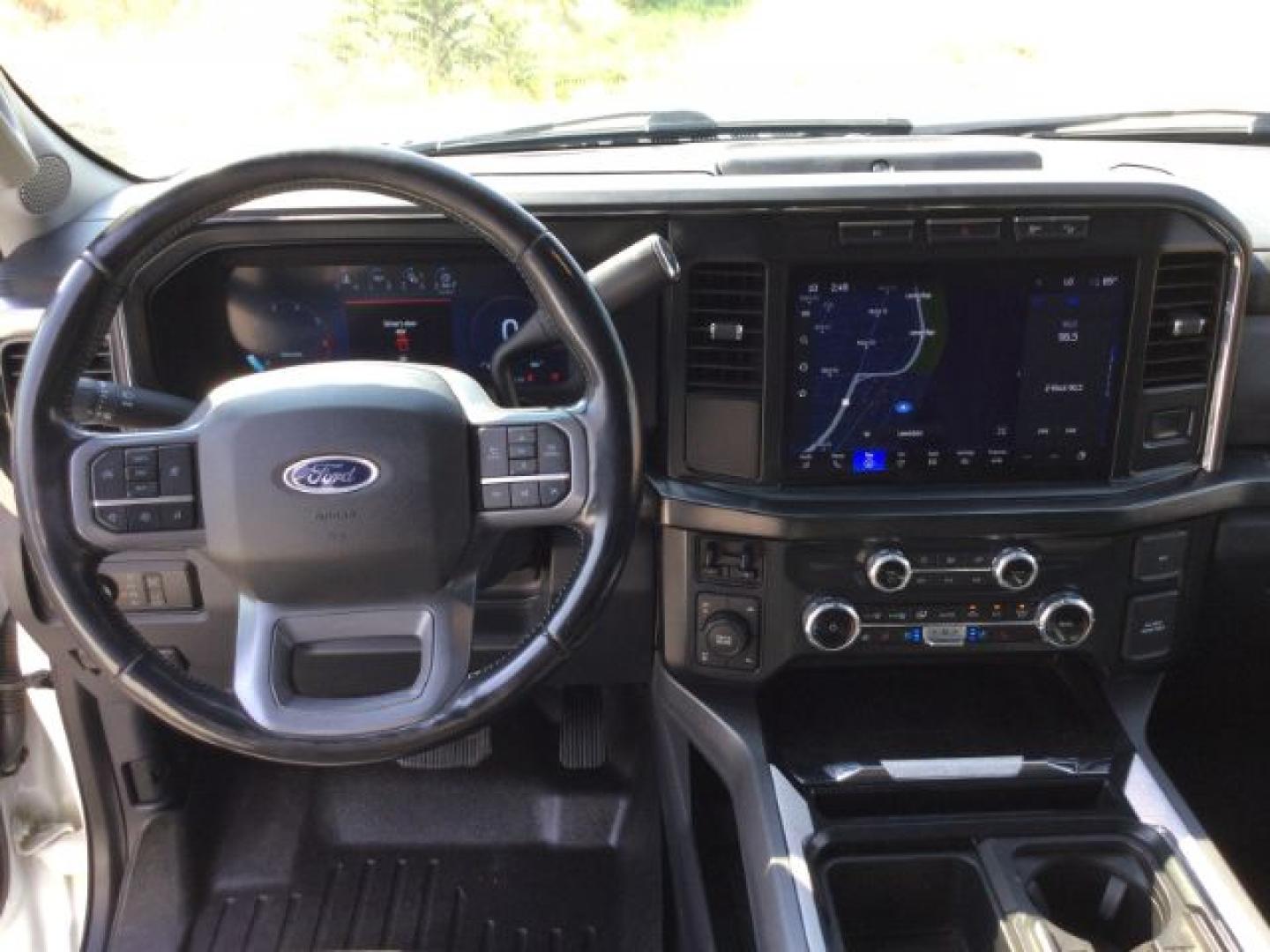 2023 Oxford White /Black Onyx Ford F-350 LARIAT (1FT8W3BN5PE) with an 7.3L V-8 DEVCT variable valve control engine, 10 speed automatic transmission, located at 1801 Main Street, Lewiston, 83501, (208) 743-9371, 46.417065, -117.004799- Photo#6
