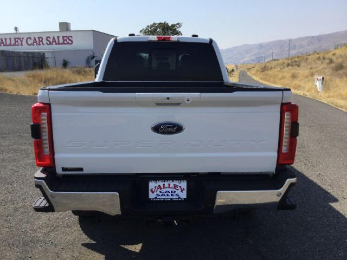 2023 Oxford White /Black Onyx Ford F-350 LARIAT (1FT8W3BN5PE) with an 7.3L V-8 DEVCT variable valve control engine, 10 speed automatic transmission, located at 1801 Main Street, Lewiston, 83501, (208) 743-9371, 46.417065, -117.004799- Photo#8