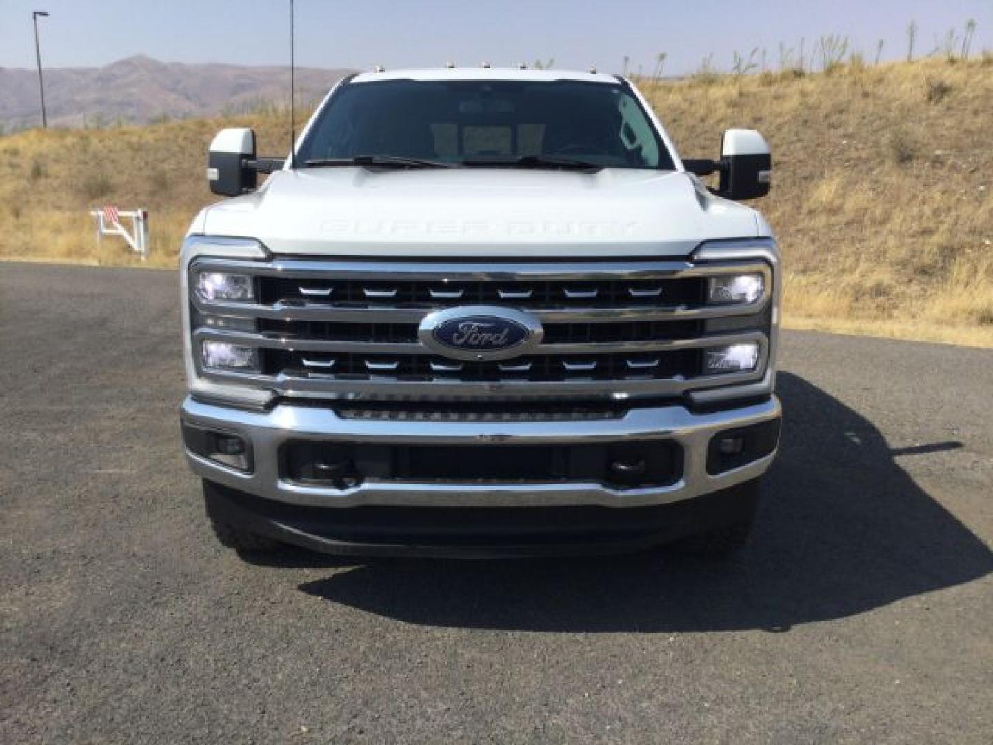 2023 Oxford White /Black Onyx Ford F-350 LARIAT (1FT8W3BN5PE) with an 7.3L V-8 DEVCT variable valve control engine, 10 speed automatic transmission, located at 1801 Main Street, Lewiston, 83501, (208) 743-9371, 46.417065, -117.004799- Photo#15