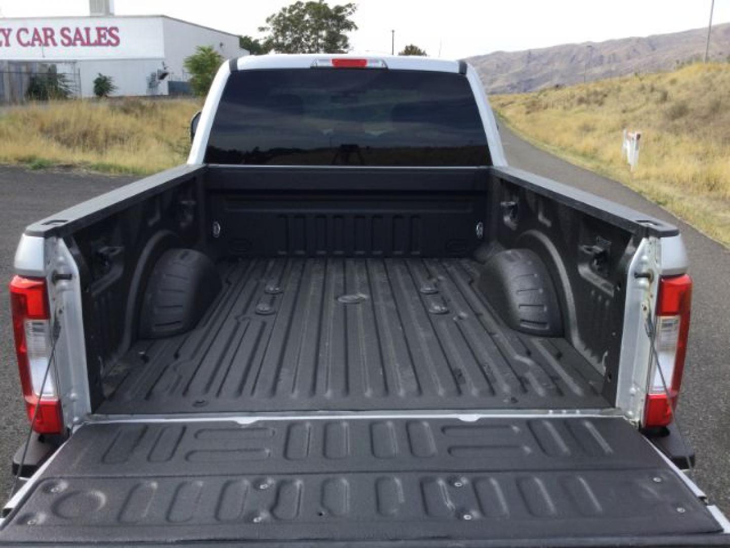 2017 Ingot Silver Metallic /Steel Gray Cloth Ford F-350 XLT FX4 (1FT8W3BT1HE) with an Powerstroke 6.7L V-8 direct injection engine, 6-Speed Automatic transmission, located at 1801 Main Street, Lewiston, 83501, (208) 743-9371, 46.417065, -117.004799- Photo#8