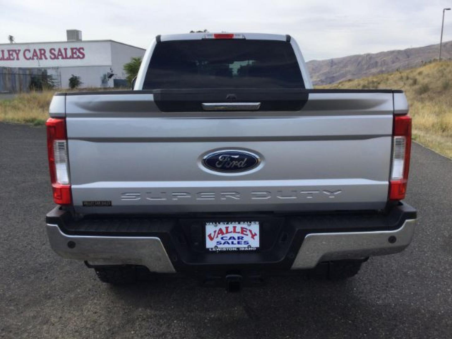 2017 Ingot Silver Metallic /Steel Gray Cloth Ford F-350 XLT FX4 (1FT8W3BT1HE) with an Powerstroke 6.7L V-8 direct injection engine, 6-Speed Automatic transmission, located at 1801 Main Street, Lewiston, 83501, (208) 743-9371, 46.417065, -117.004799- Photo#9