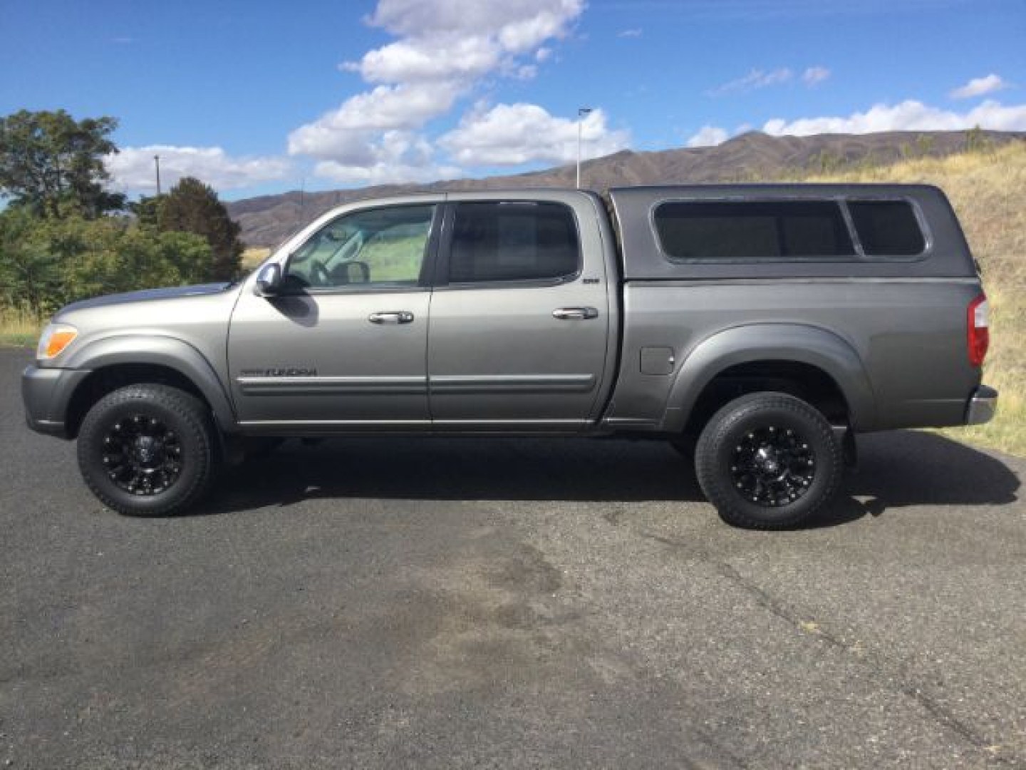 2005 Phantom Gray Pearl /Light Charcoal Toyota Tundra SR5 V8 (5TBDT44115S) with an I-FORCE 4.7L V-8 DOHC engine, 5-Speed Automatic transmission, located at 1801 Main Street, Lewiston, 83501, (208) 743-9371, 46.417065, -117.004799- Photo#1