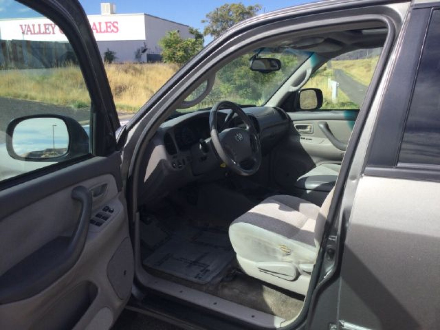 2005 Phantom Gray Pearl /Light Charcoal Toyota Tundra SR5 V8 (5TBDT44115S) with an I-FORCE 4.7L V-8 DOHC engine, 5-Speed Automatic transmission, located at 1801 Main Street, Lewiston, 83501, (208) 743-9371, 46.417065, -117.004799- Photo#4