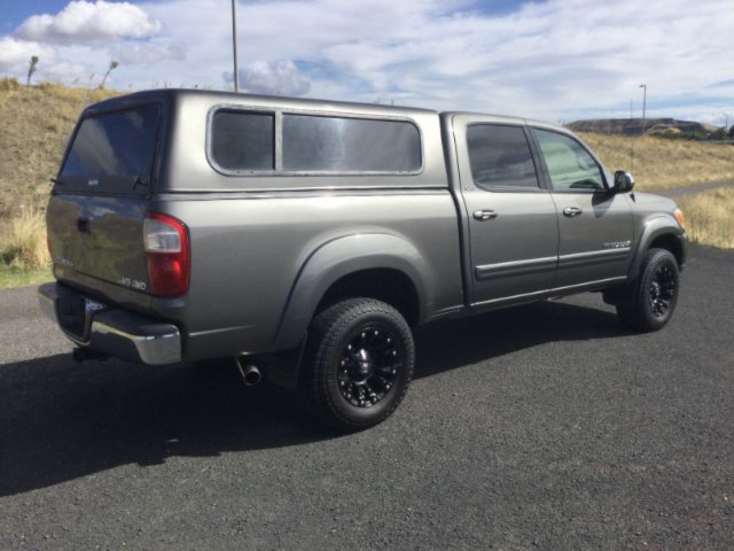 2005 Phantom Gray Pearl /Light Charcoal Toyota Tundra SR5 V8 (5TBDT44115S) with an I-FORCE 4.7L V-8 DOHC engine, 5-Speed Automatic transmission, located at 1801 Main Street, Lewiston, 83501, (208) 743-9371, 46.417065, -117.004799- Photo#8
