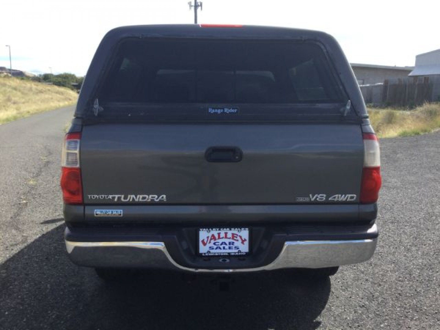 2005 Phantom Gray Pearl /Light Charcoal Toyota Tundra SR5 V8 (5TBDT44115S) with an I-FORCE 4.7L V-8 DOHC engine, 5-Speed Automatic transmission, located at 1801 Main Street, Lewiston, 83501, (208) 743-9371, 46.417065, -117.004799- Photo#10