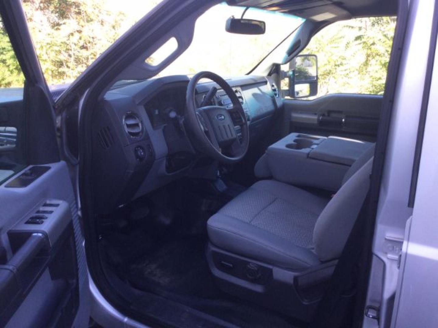 2015 Ingot Silver Metallic /Steel Gray Cloth Ford F-250 XLT (1FT7W2B65FE) with an 6.2 EFI V8 engine, 6-Speed Automatic transmission, located at 1801 Main Street, Lewiston, 83501, (208) 743-9371, 46.417065, -117.004799- Photo#4