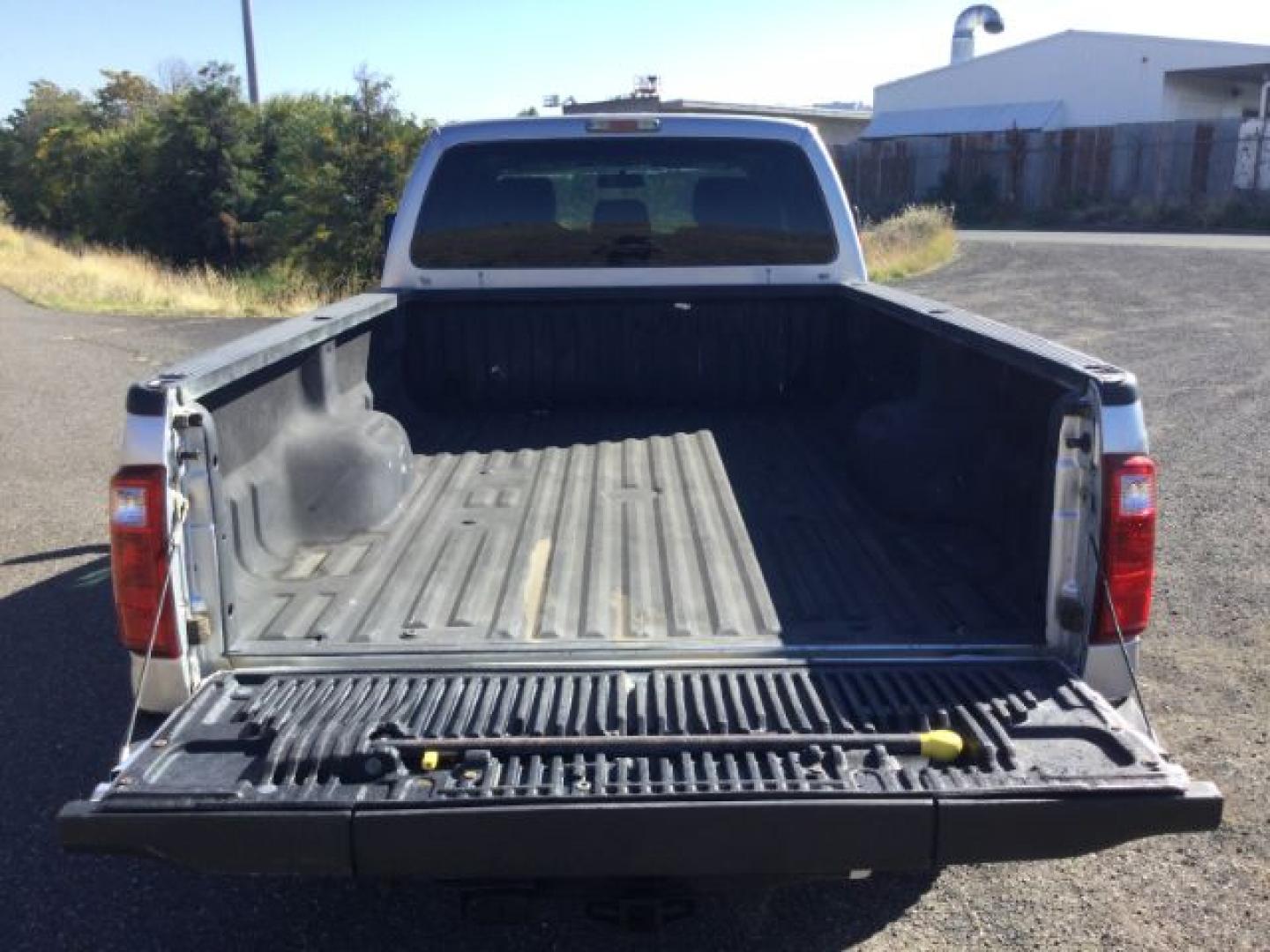 2015 Ingot Silver Metallic /Steel Gray Cloth Ford F-250 XLT (1FT7W2B65FE) with an 6.2 EFI V8 engine, 6-Speed Automatic transmission, located at 1801 Main Street, Lewiston, 83501, (208) 743-9371, 46.417065, -117.004799- Photo#17
