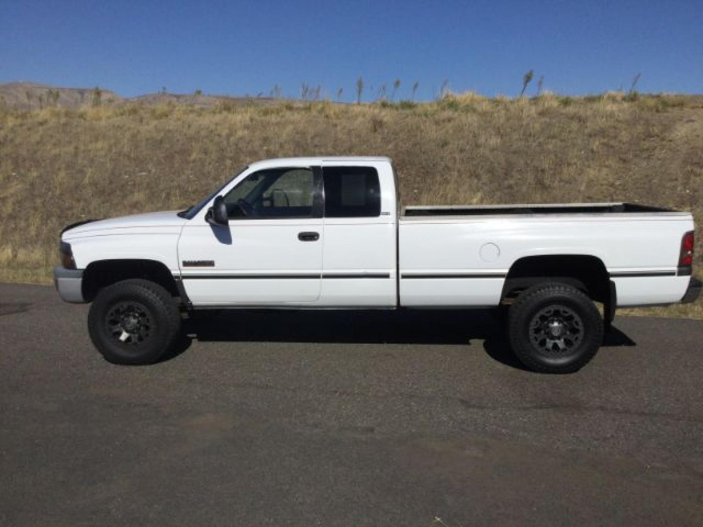 1997 Bright White /Mist Gray Dodge Ram 2500 SLT Laramie (3B7KF23D9VG) with an Cummins 5.9L I-6 diesel direct injection engine, Automatic transmission, located at 1801 Main Street, Lewiston, 83501, (208) 743-9371, 46.417065, -117.004799- Photo#9