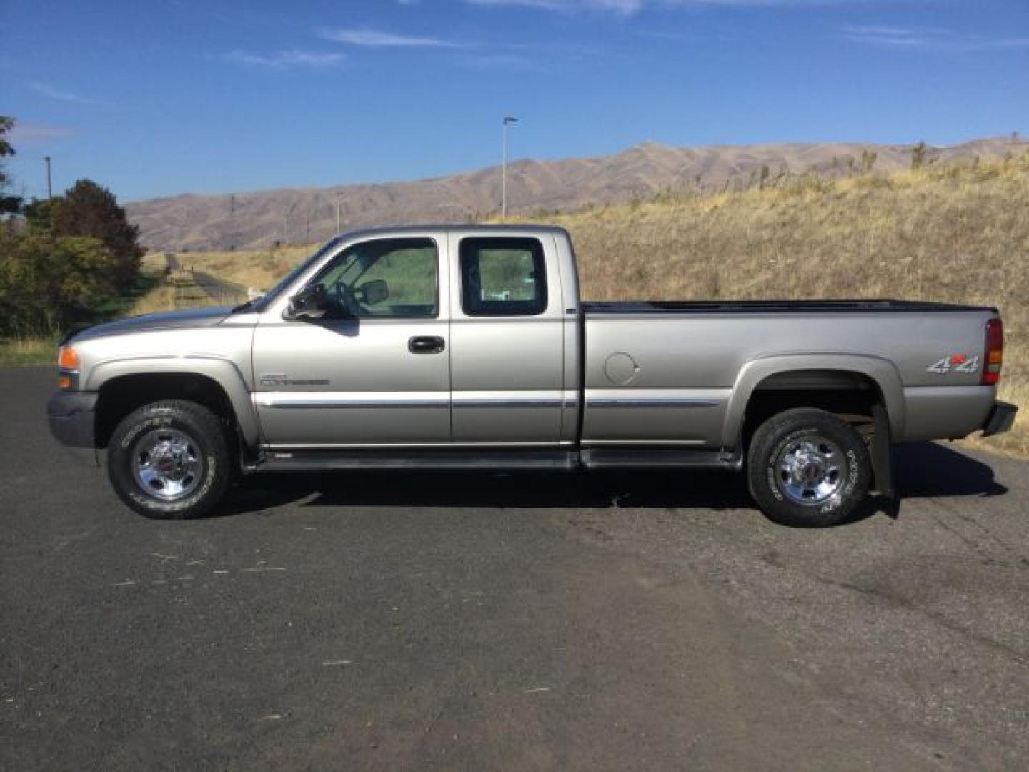 2001 Pewter Metallic /Neutral GMC Sierra 2500HD SLE (1GTHK29161E) with an Duramax 6.6L V-8 xxxxxx engine, 5-Speed Automatic transmission, located at 1801 Main Street, Lewiston, 83501, (208) 743-9371, 46.417065, -117.004799- Photo#1