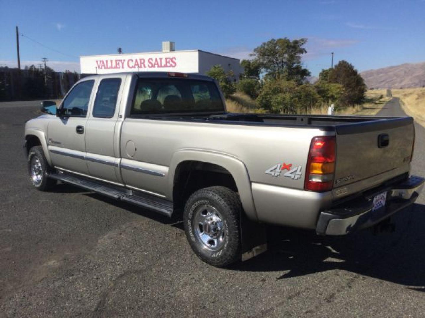 2001 Pewter Metallic /Neutral GMC Sierra 2500HD SLE (1GTHK29161E) with an Duramax 6.6L V-8 xxxxxx engine, 5-Speed Automatic transmission, located at 1801 Main Street, Lewiston, 83501, (208) 743-9371, 46.417065, -117.004799- Photo#2