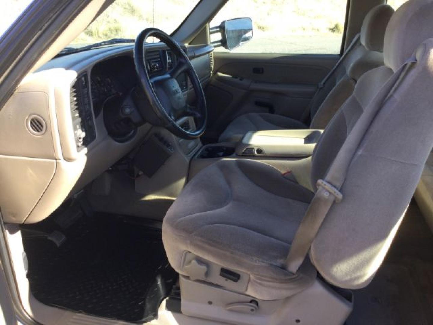 2001 Pewter Metallic /Neutral GMC Sierra 2500HD SLE (1GTHK29161E) with an Duramax 6.6L V-8 xxxxxx engine, 5-Speed Automatic transmission, located at 1801 Main Street, Lewiston, 83501, (208) 743-9371, 46.417065, -117.004799- Photo#3