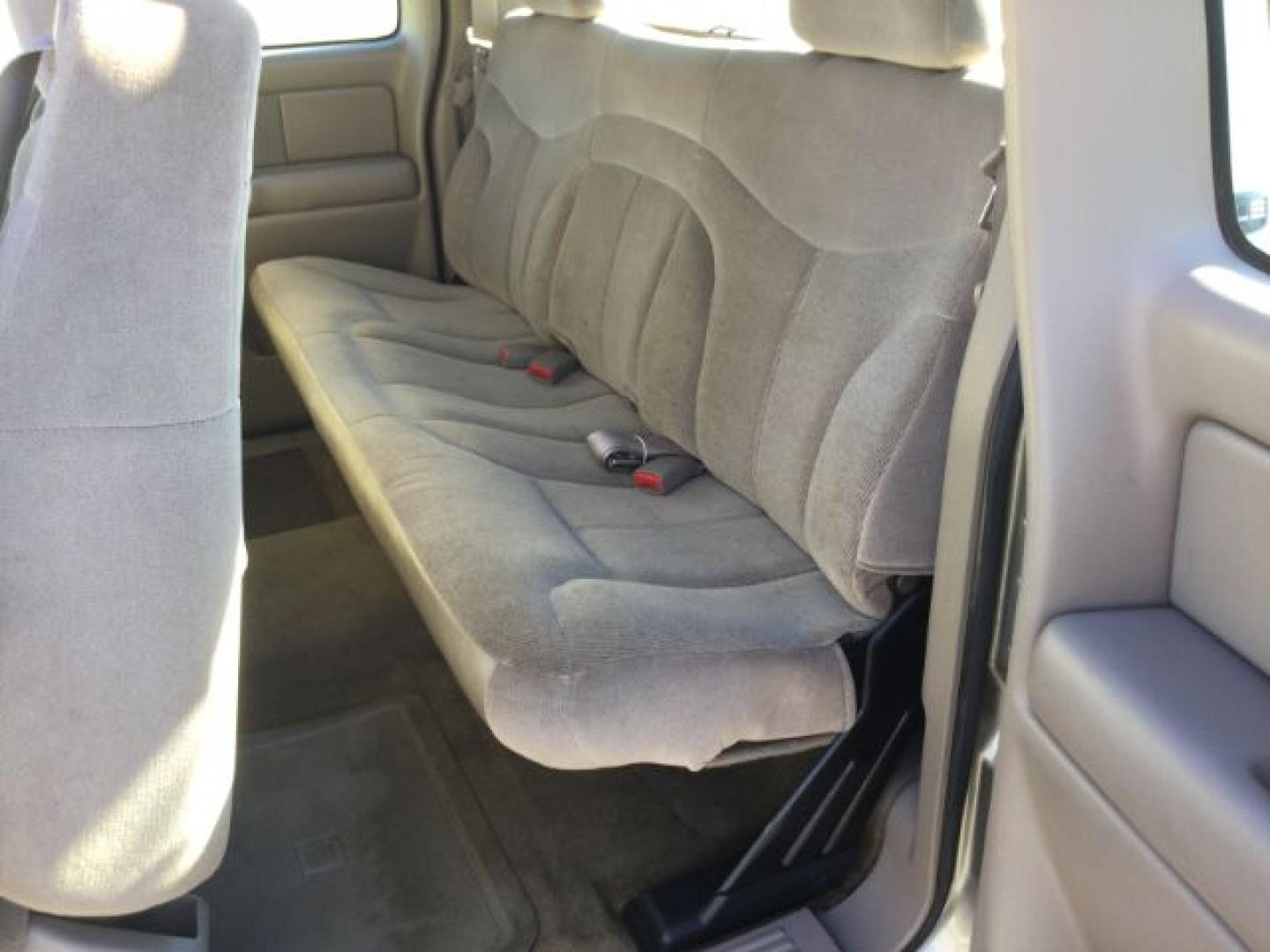 2001 Pewter Metallic /Neutral GMC Sierra 2500HD SLE (1GTHK29161E) with an Duramax 6.6L V-8 xxxxxx engine, 5-Speed Automatic transmission, located at 1801 Main Street, Lewiston, 83501, (208) 743-9371, 46.417065, -117.004799- Photo#4