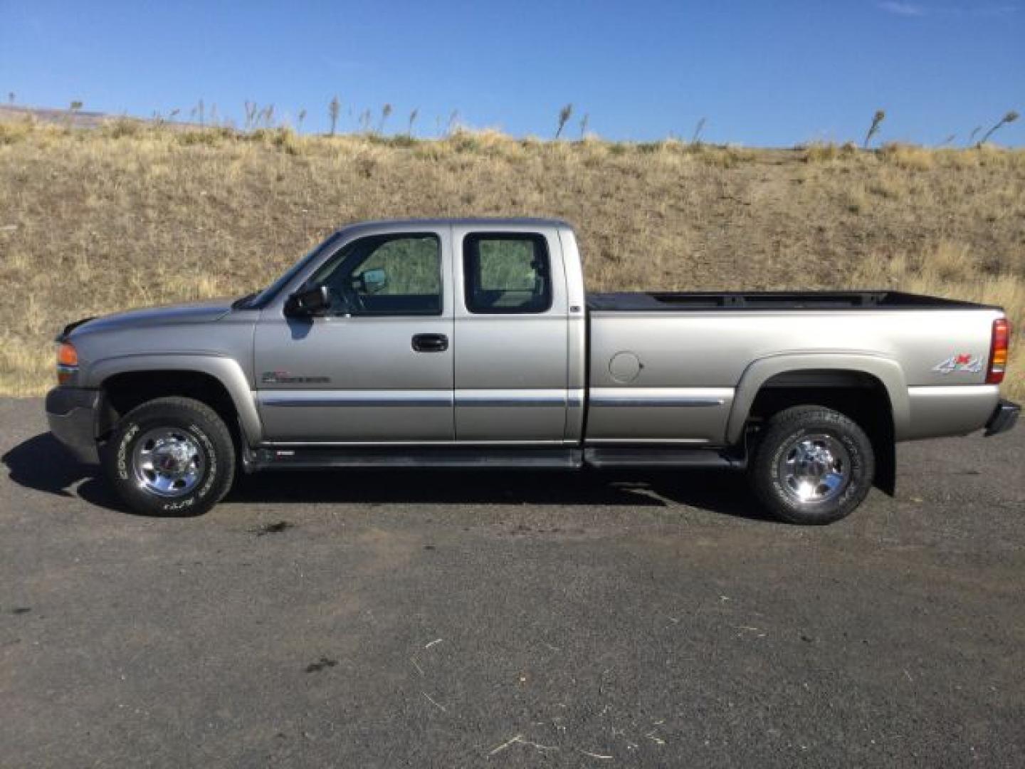 2001 Pewter Metallic /Neutral GMC Sierra 2500HD SLE (1GTHK29161E) with an Duramax 6.6L V-8 xxxxxx engine, 5-Speed Automatic transmission, located at 1801 Main Street, Lewiston, 83501, (208) 743-9371, 46.417065, -117.004799- Photo#7
