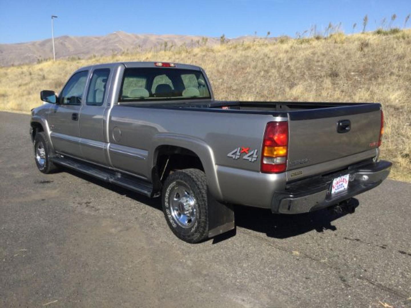 2001 Pewter Metallic /Neutral GMC Sierra 2500HD SLE (1GTHK29161E) with an Duramax 6.6L V-8 xxxxxx engine, 5-Speed Automatic transmission, located at 1801 Main Street, Lewiston, 83501, (208) 743-9371, 46.417065, -117.004799- Photo#8