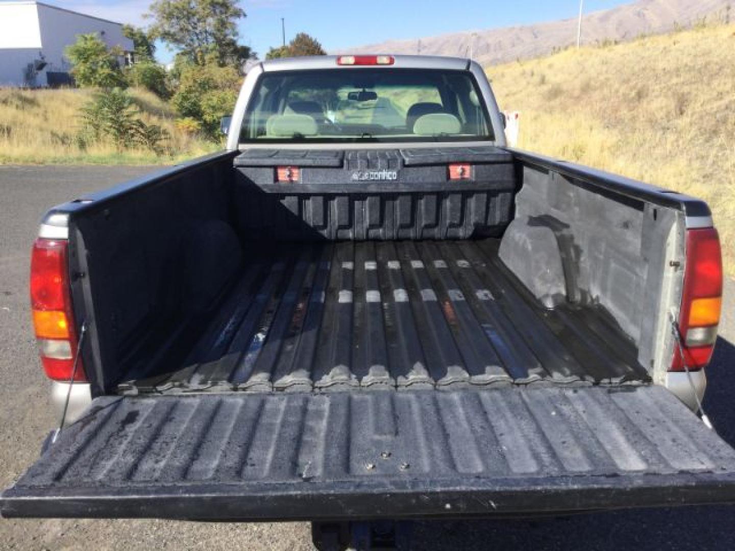 2001 Pewter Metallic /Neutral GMC Sierra 2500HD SLE (1GTHK29161E) with an Duramax 6.6L V-8 xxxxxx engine, 5-Speed Automatic transmission, located at 1801 Main Street, Lewiston, 83501, (208) 743-9371, 46.417065, -117.004799- Photo#10